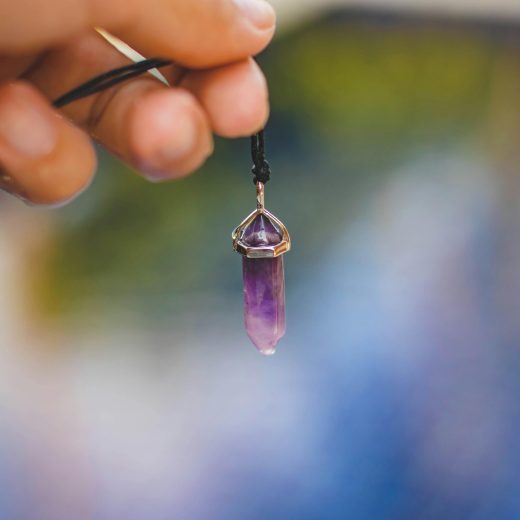 Comment fonctionne vraiment un pendentif lithothérapie ?