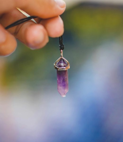 Comment fonctionne vraiment un pendentif lithothérapie ?