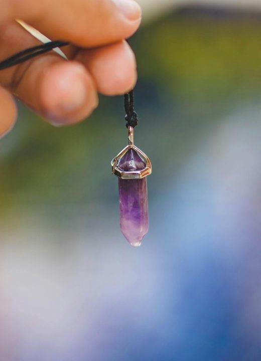 Comment fonctionne vraiment un pendentif lithothérapie ?