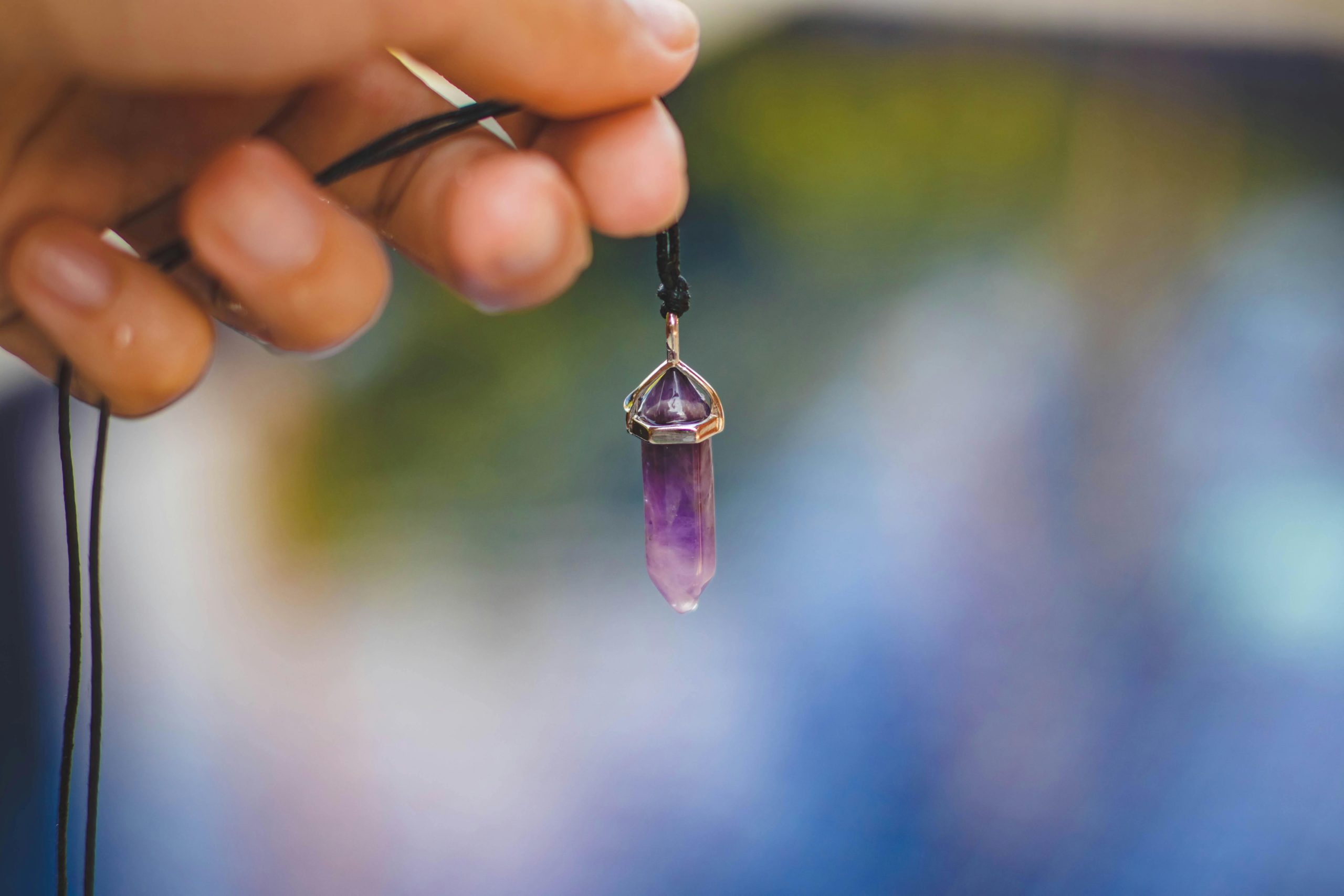 Comment fonctionne vraiment un pendentif lithothérapie ?