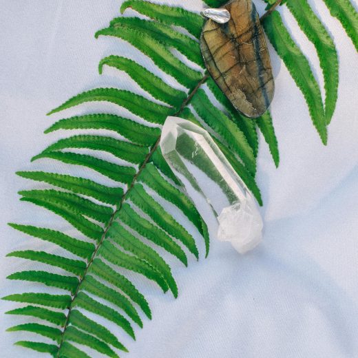 Cristal de roche en pendentif : vraiment efficace ?