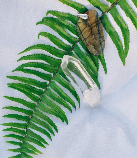 Cristal de roche en pendentif : vraiment efficace ?