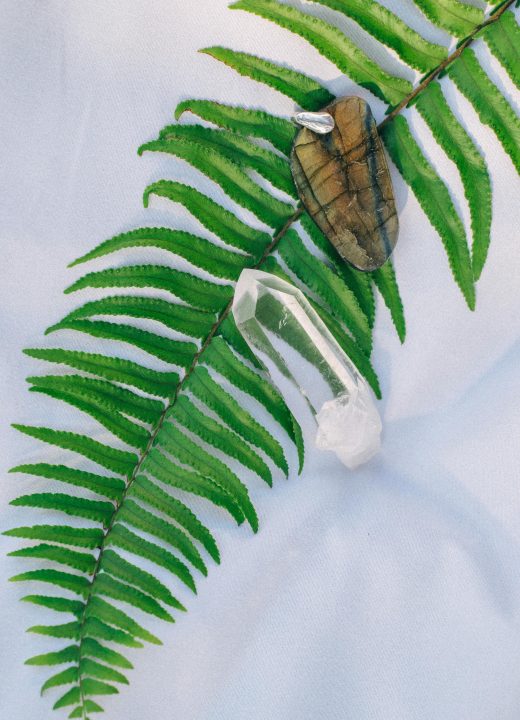 Cristal de roche en pendentif : vraiment efficace ?