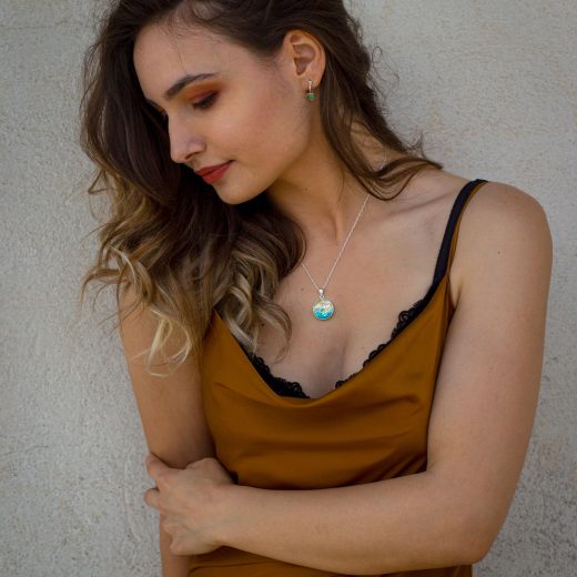 Pourquoi porter un pendentif chrysocolle au quotidien ?