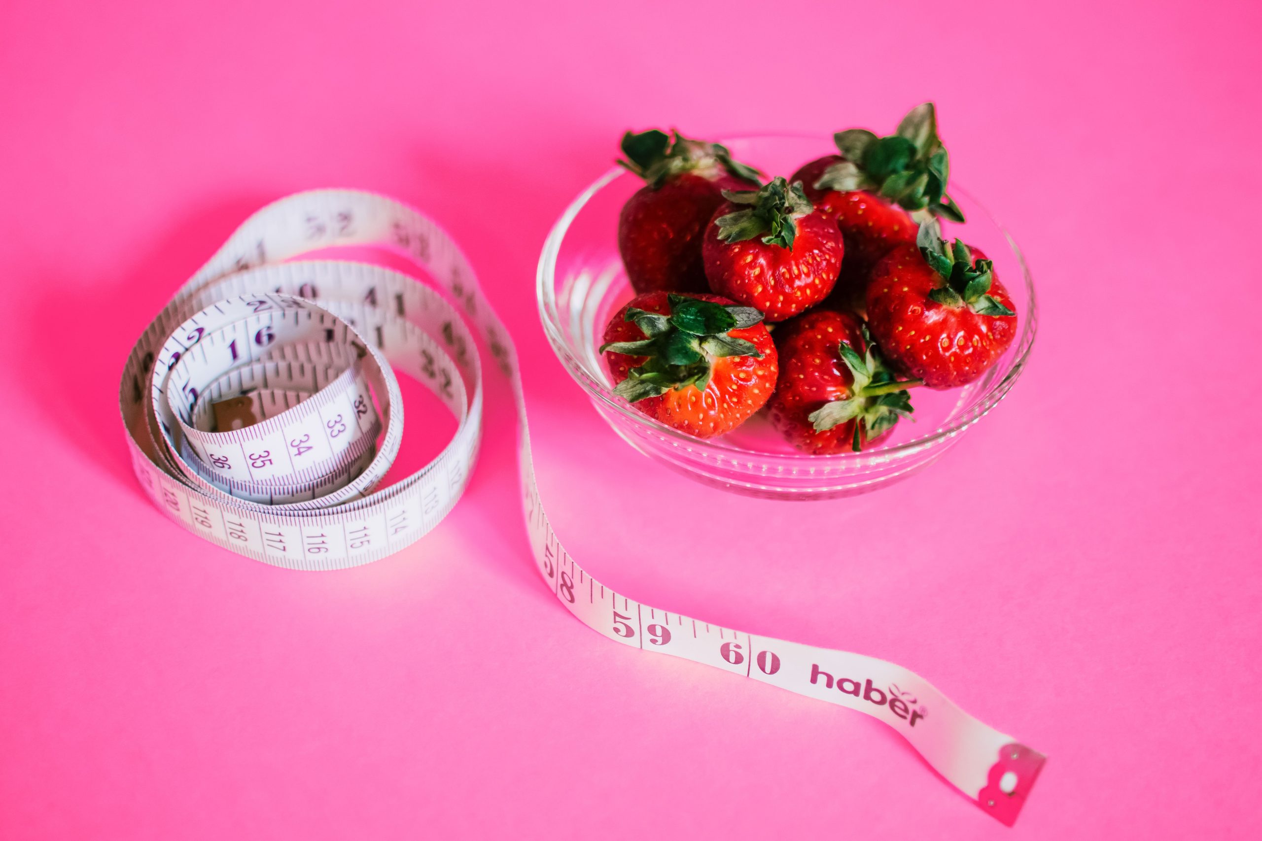Fraises fraîches et mètre ruban rose pour alimentation saine