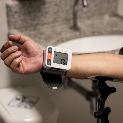 Le bracelet de contrôle réduit-il vraiment la récidive ?