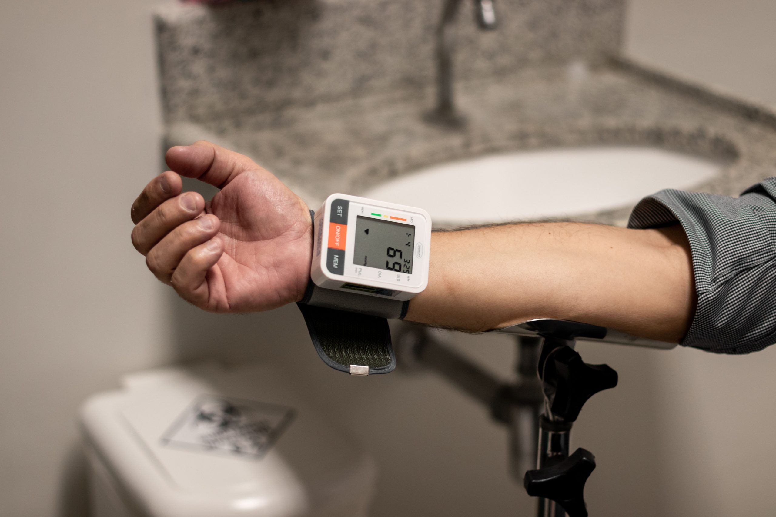 Le bracelet de contrôle réduit-il vraiment la récidive ?