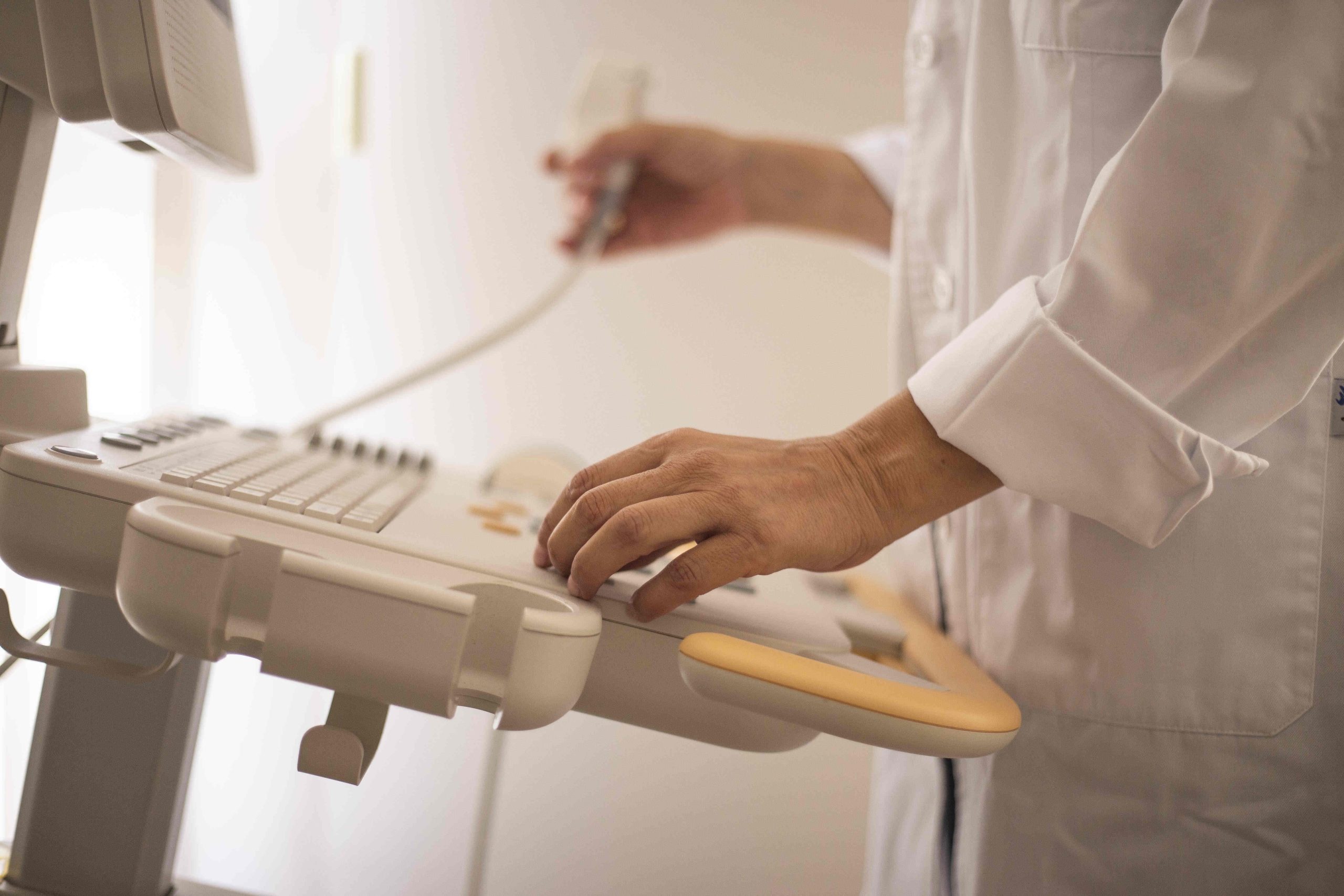 Professionnel santé utilisant machine échographie