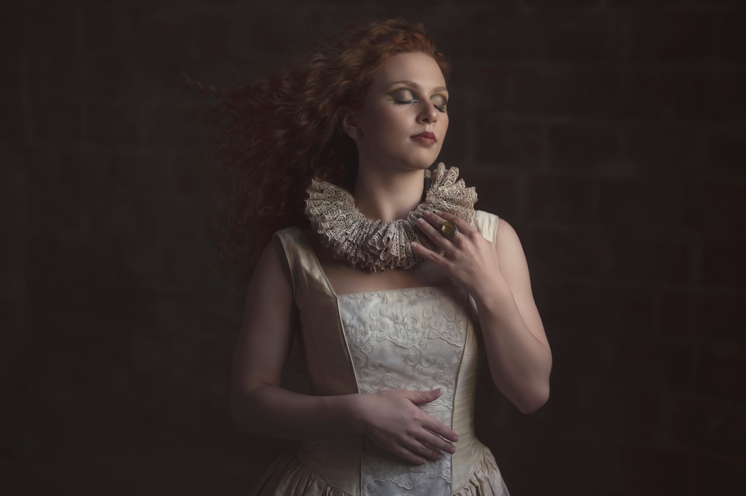 Portrait élégant femme Renaissance col dentelle raffiné