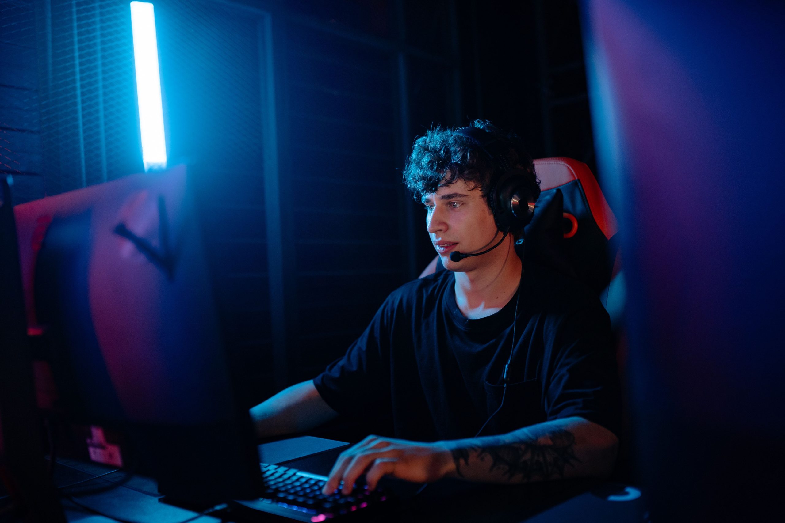 Gamer avec casque sous lumière bleue intense