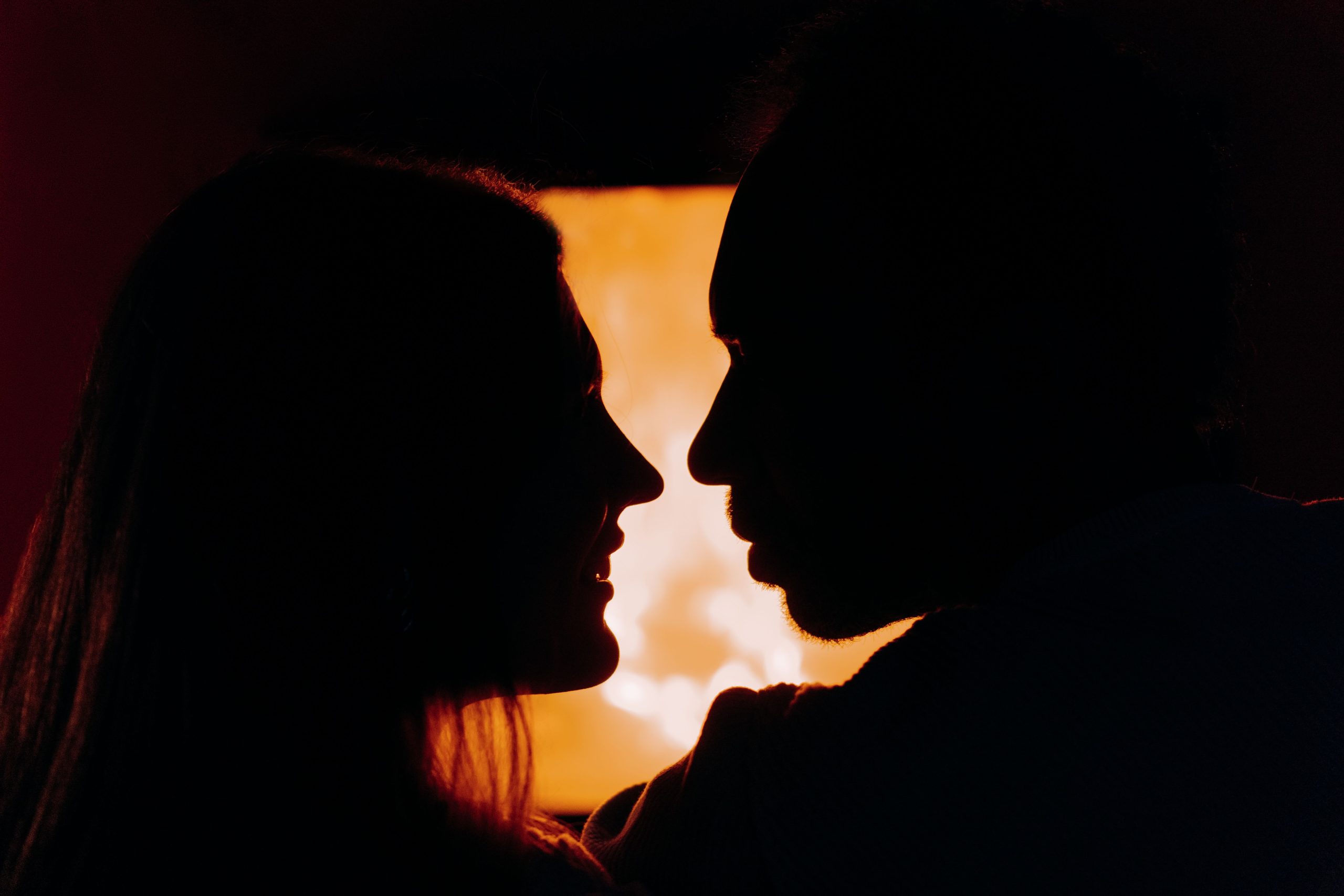 Silhouette couple moment romantique cheminée