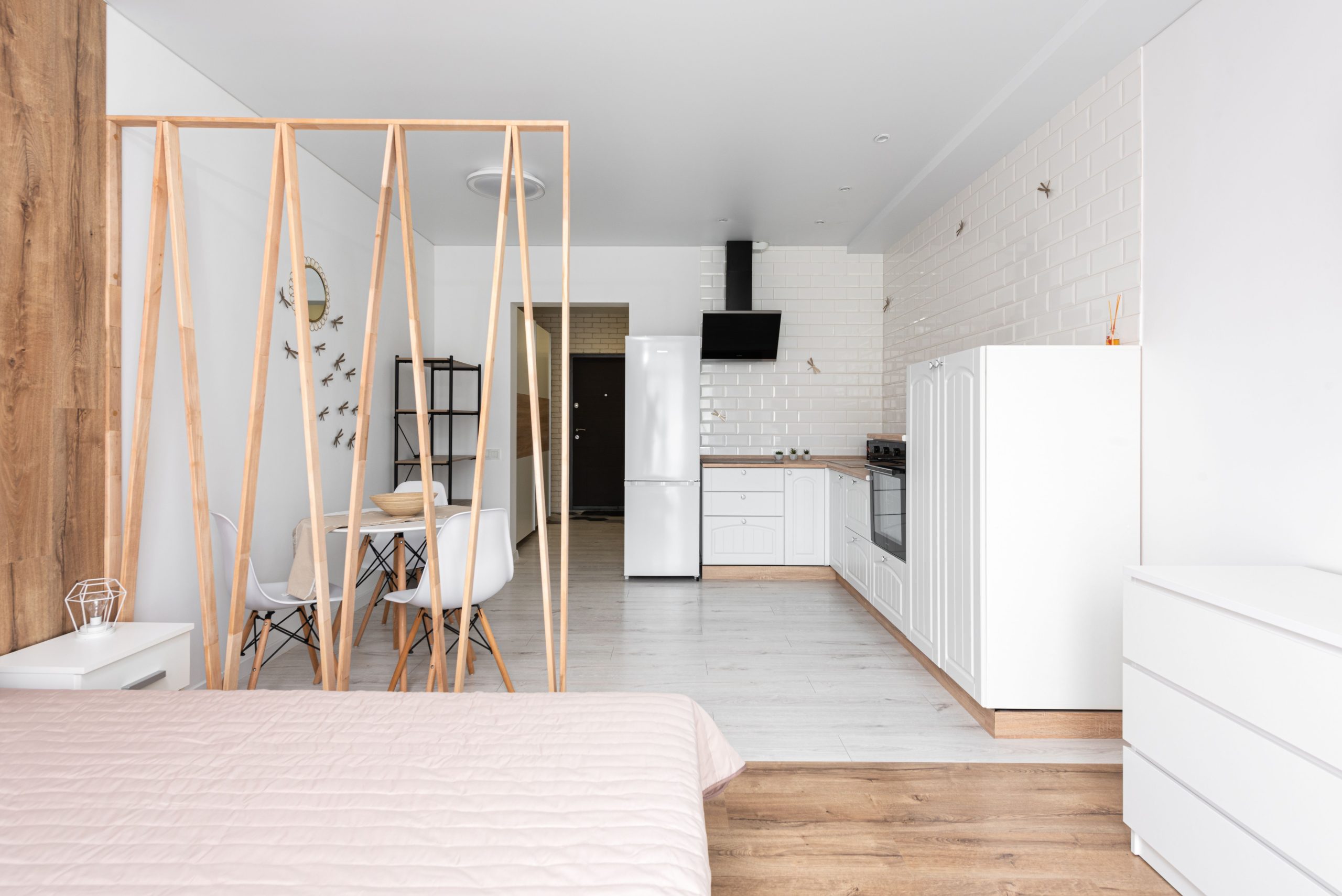 Studio spacieux cuisine ouverte décor minimaliste