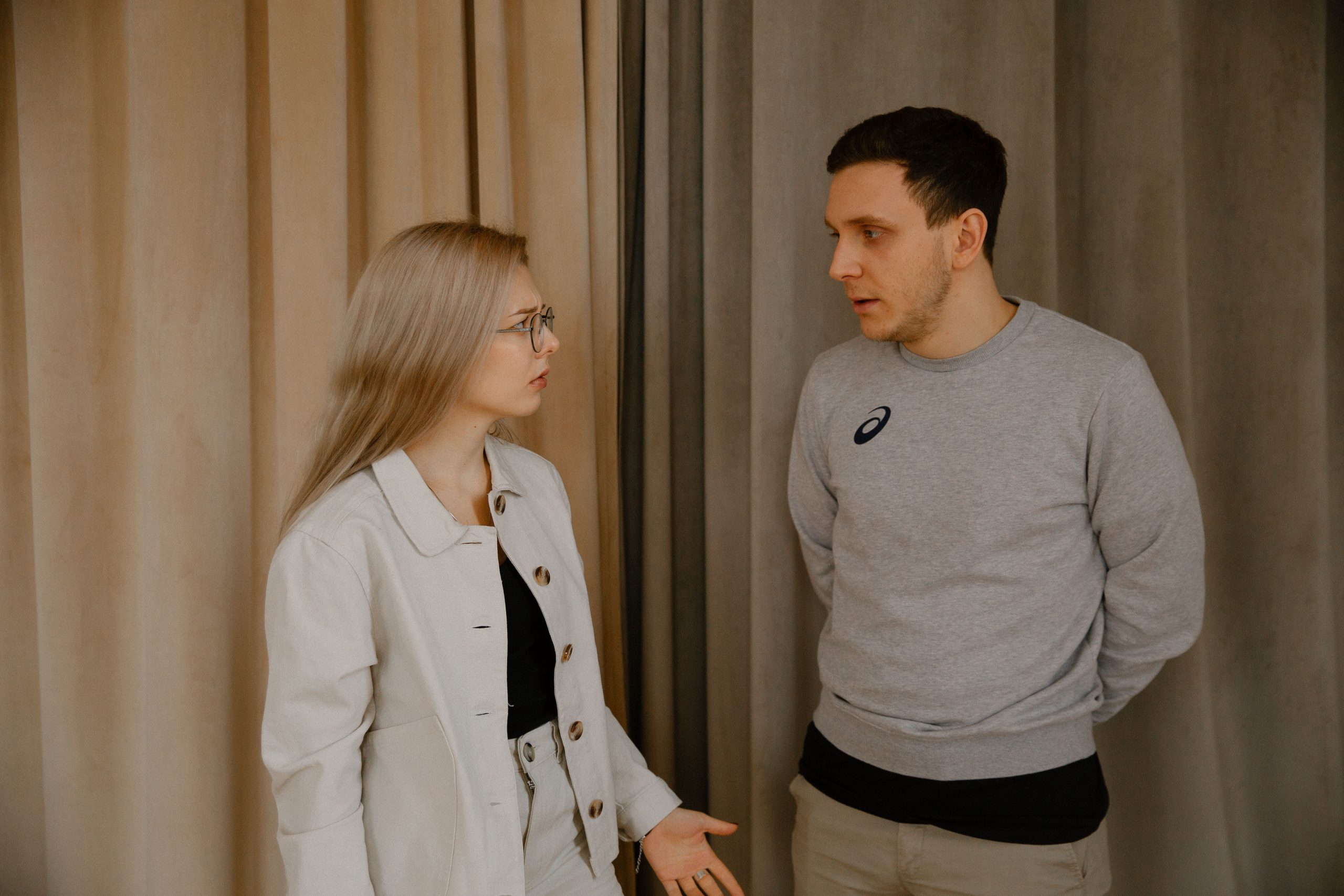 Homme et femme en conversation serieuse concentres