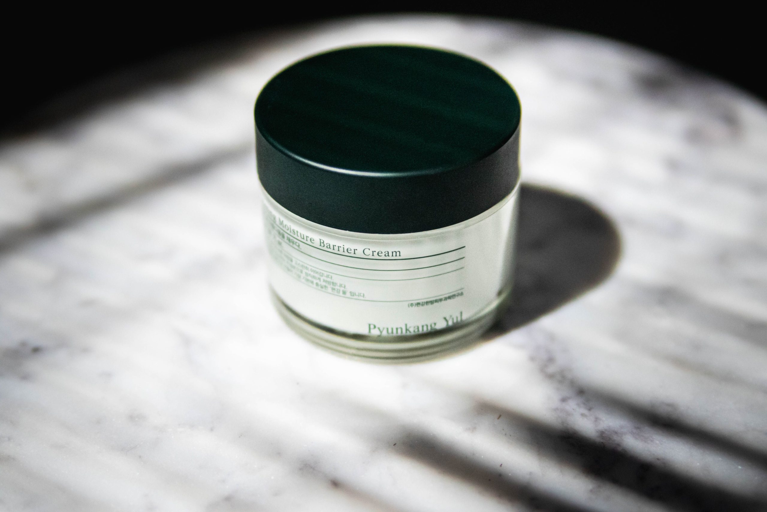 Pot de crème hydratante sur marbre