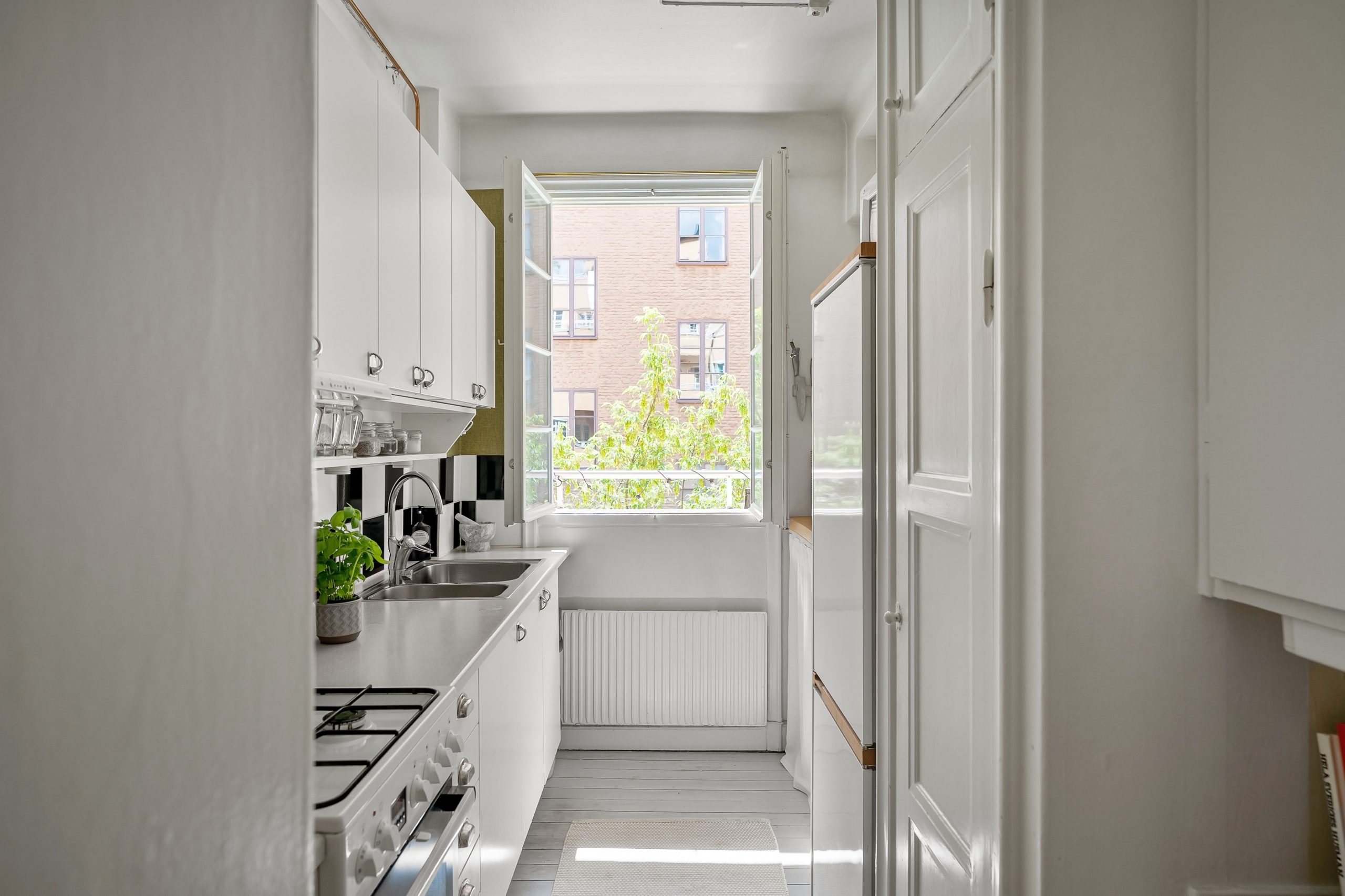 Petite cuisine contemporaine blanc fenêtre lumineuse