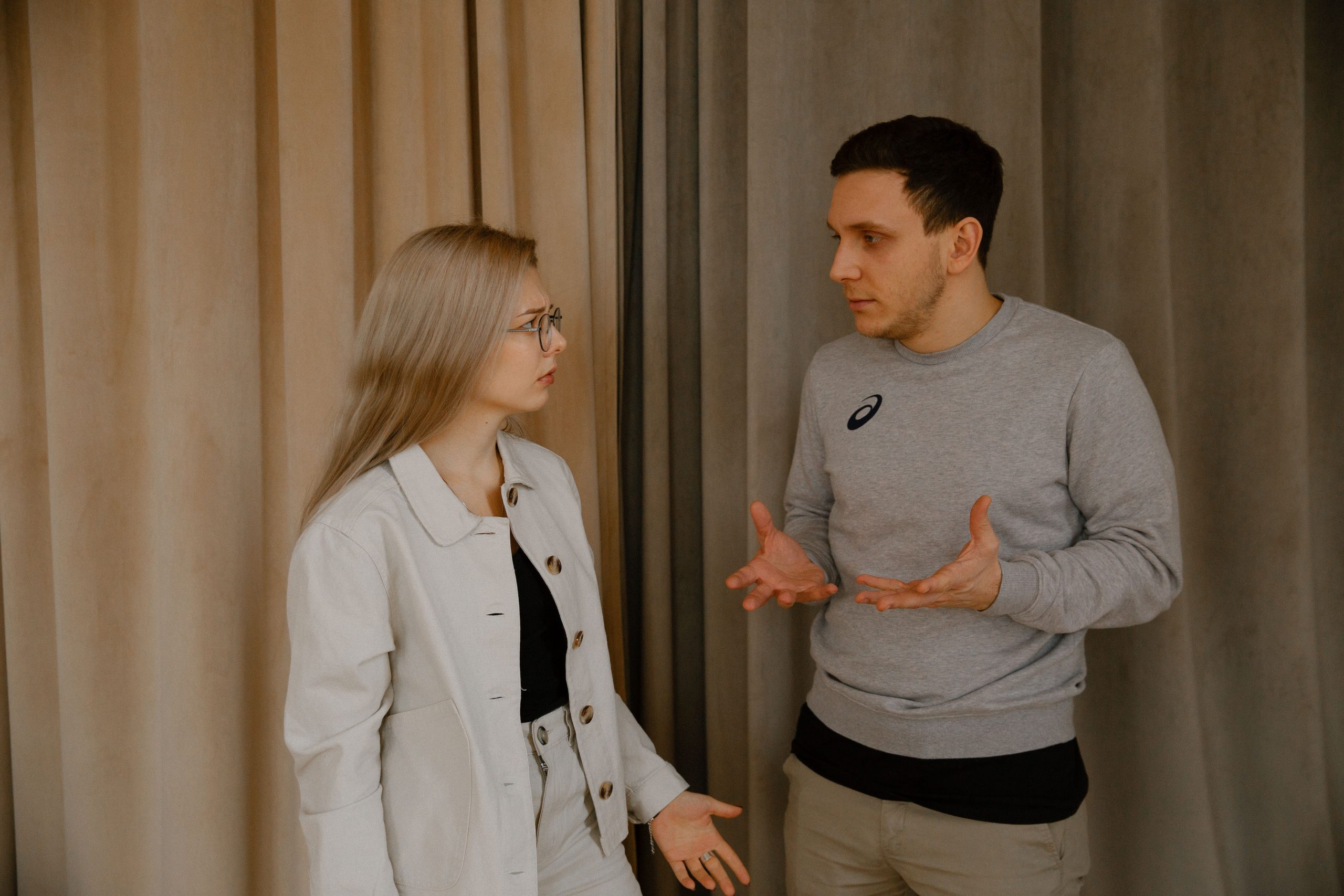 Jeune couple discutant avec intensité et emotion