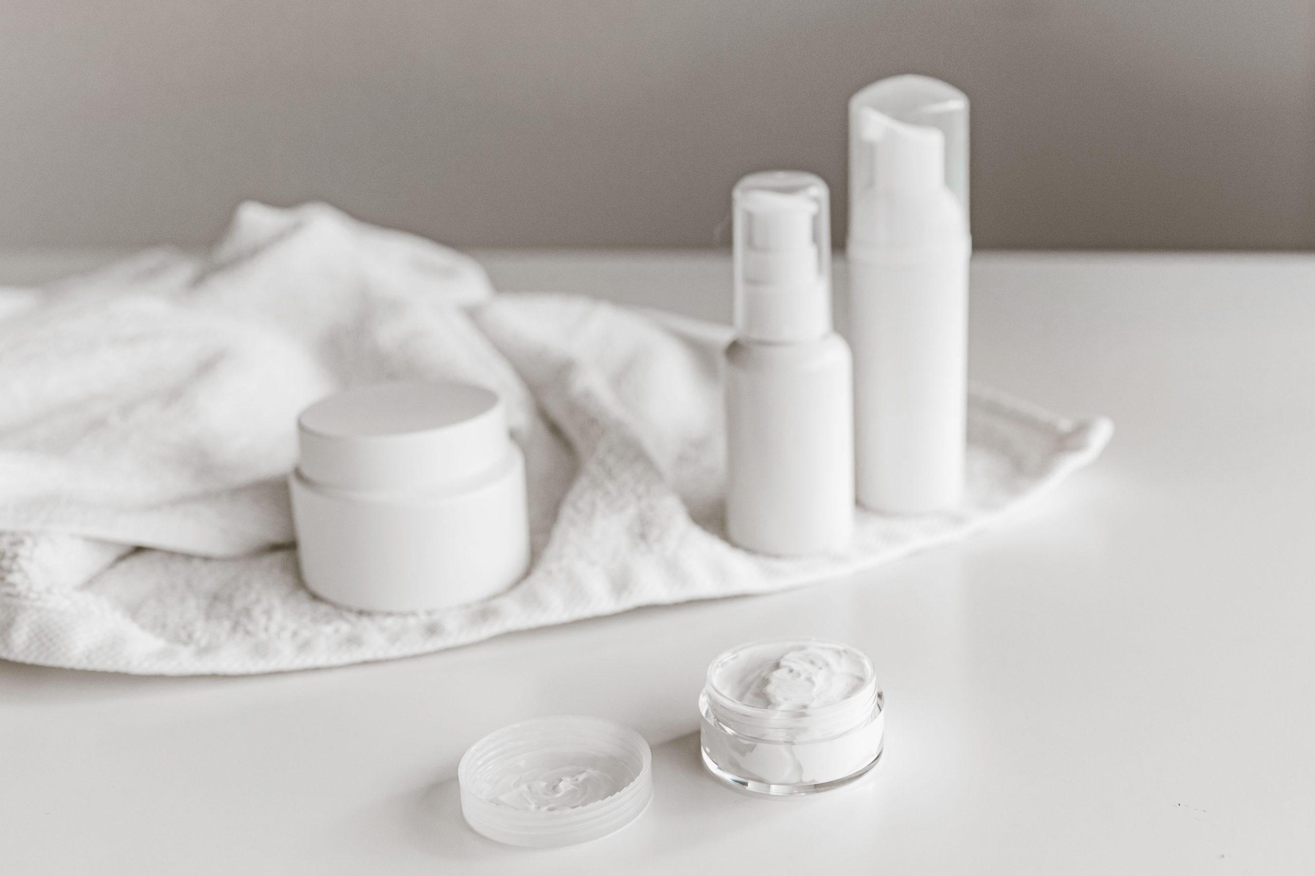 Produits skincare élégants sur surface blanche