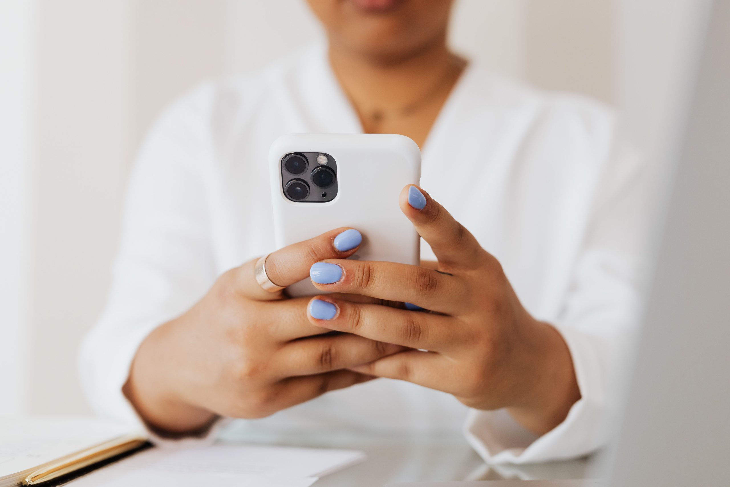 Main avec vernis utilisant smartphone moderne