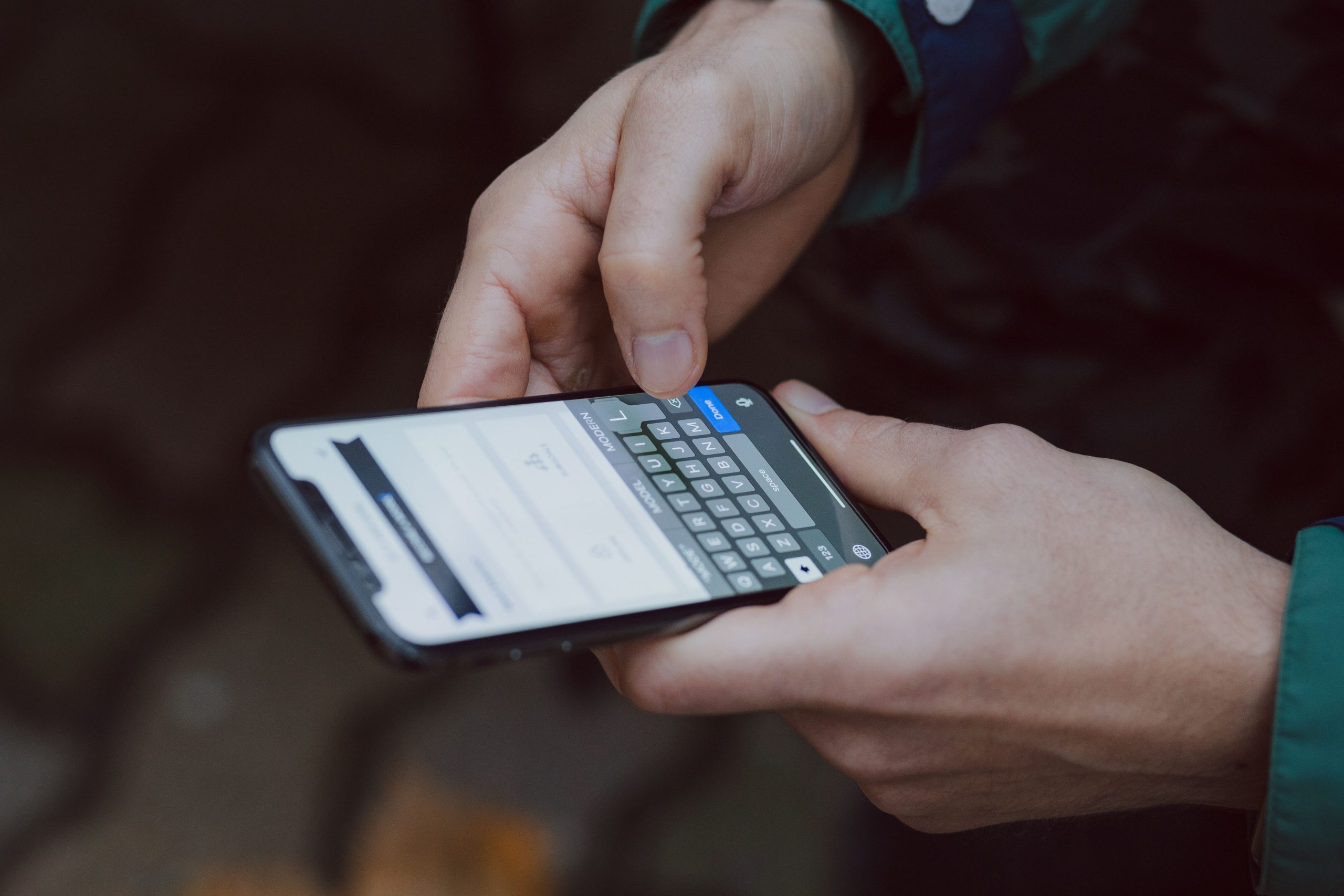 Personne envoyant SMS sur téléphone dehors