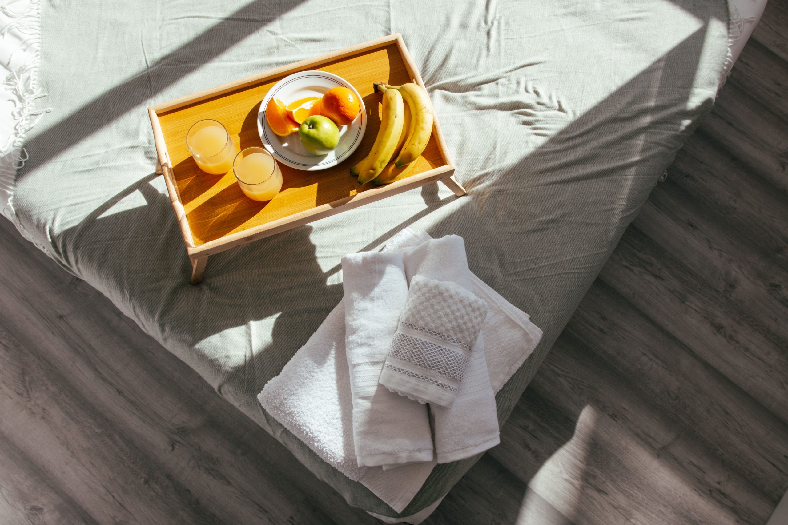 Chambre ensoleillée avec plateau fruits et serviettes
