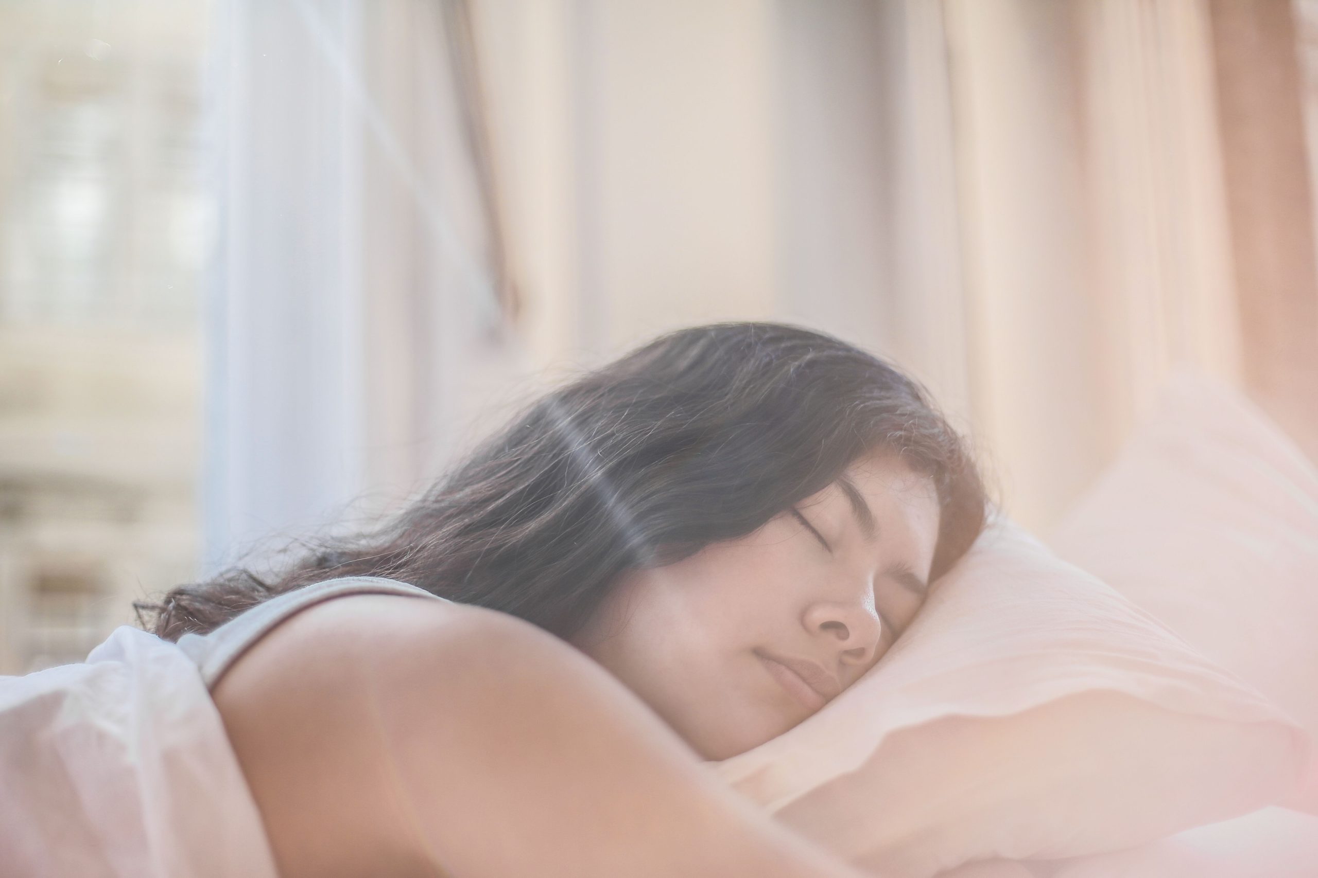 Femme dormant paisiblement à la lumière matinale