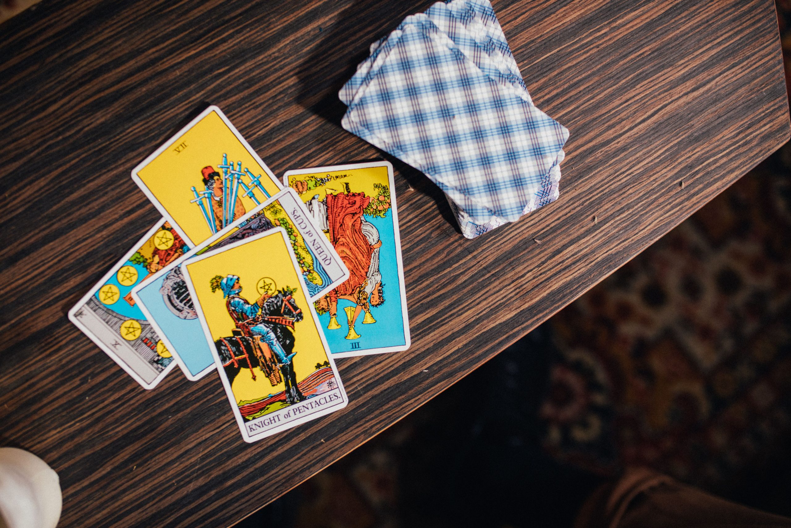 Spread tarot mystique sur table texturée