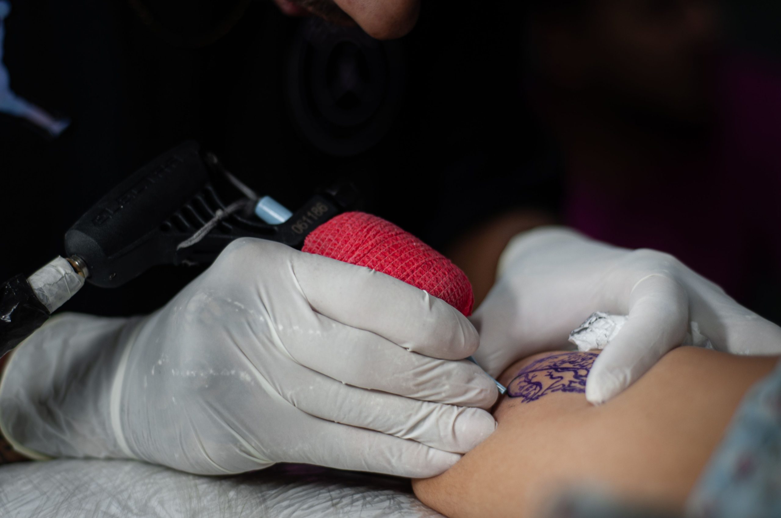 Tatoueur appliquant un blanc tattoo avec précision