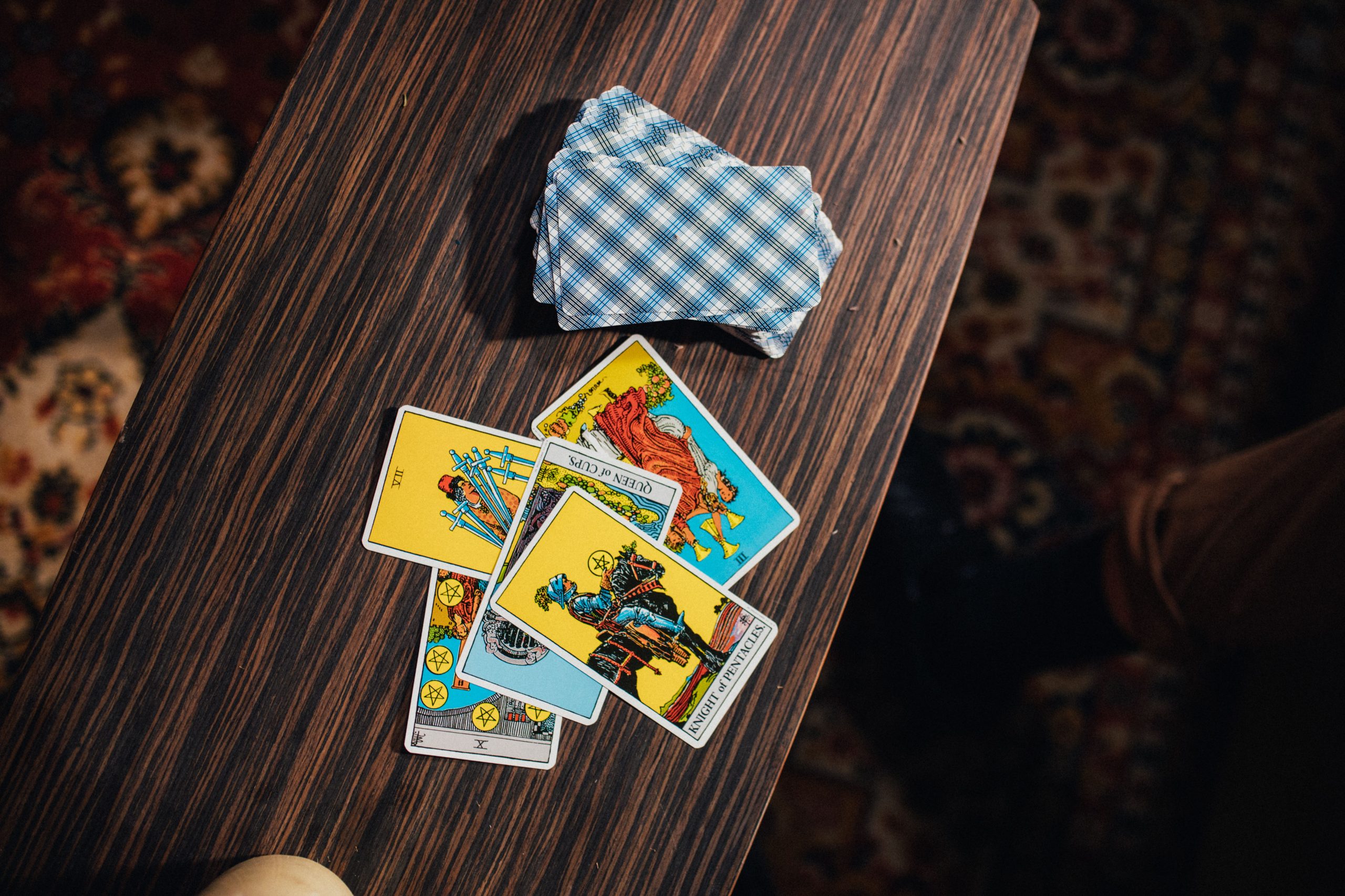 Cartes tarot disposées pour tirage divinatoire
