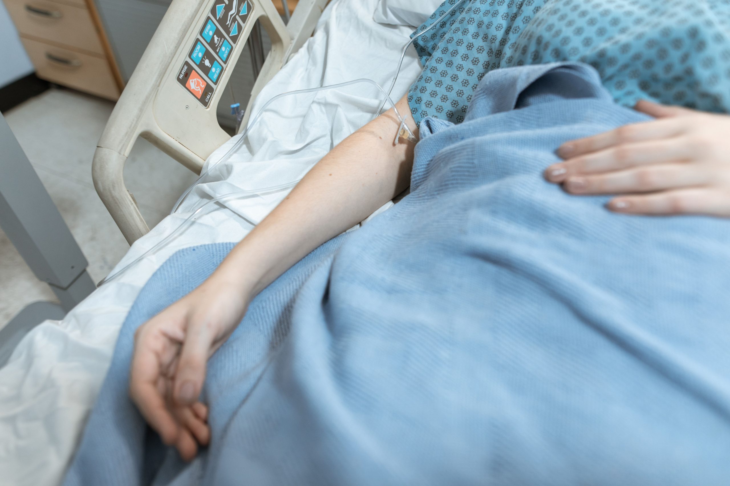 Patient recevant traitement intraveineux à l'hôpital