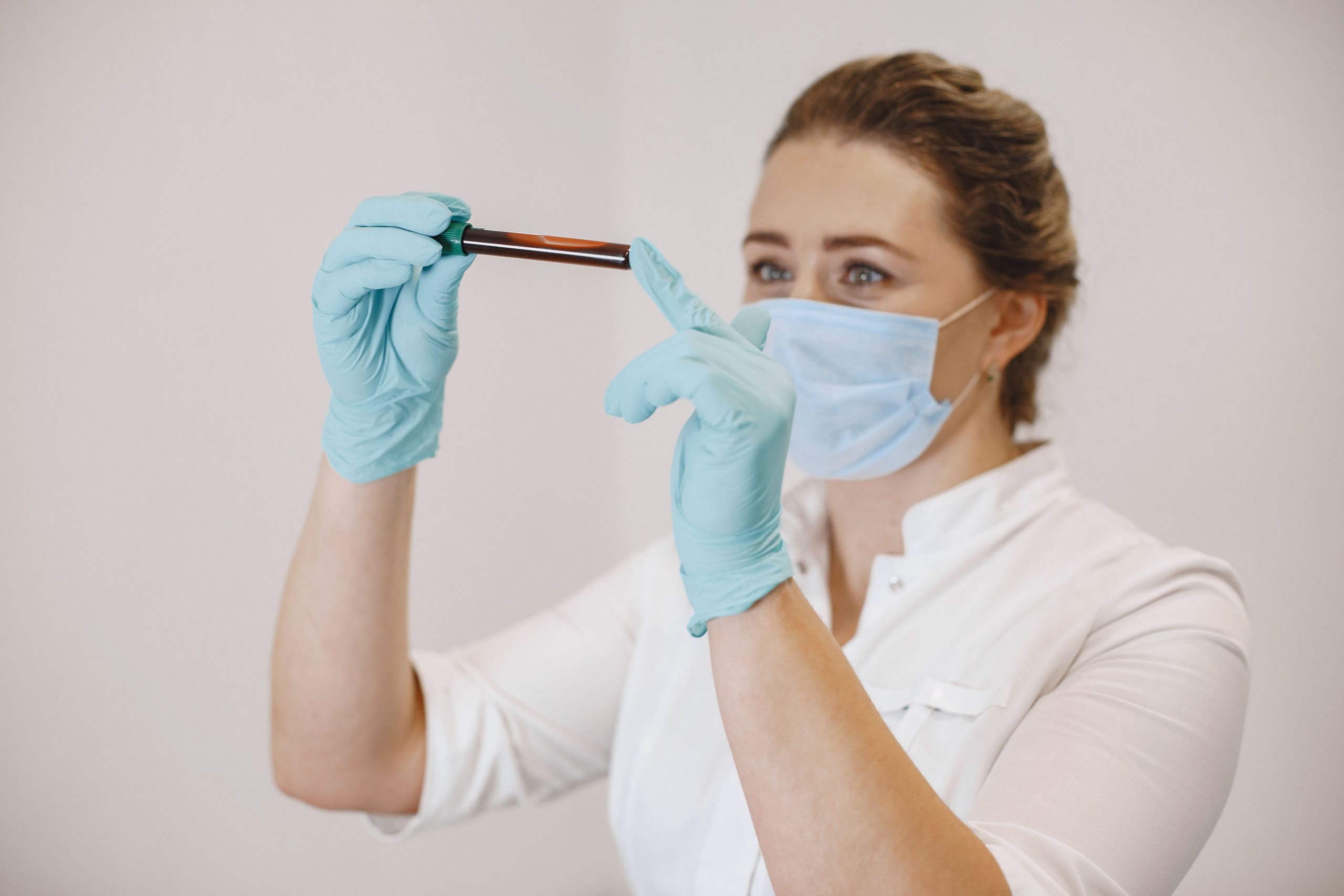 Professionnelle de santé examinant un échantillon sanguin
