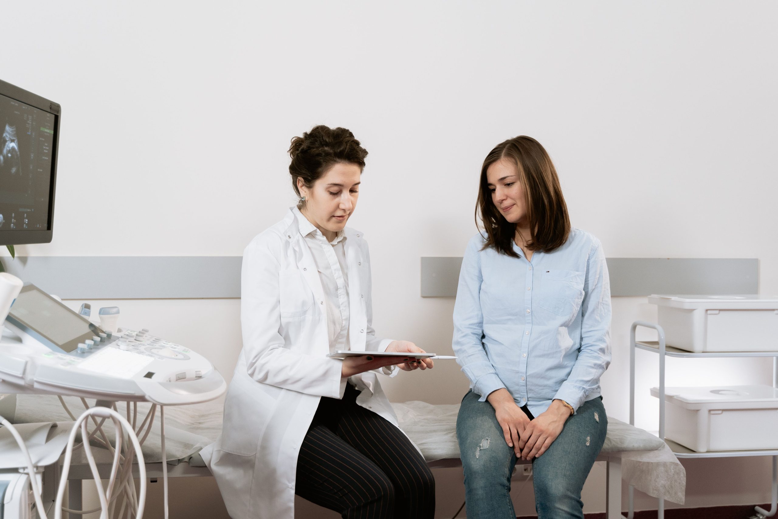 Femme enceinte en consultation avec gynécologue