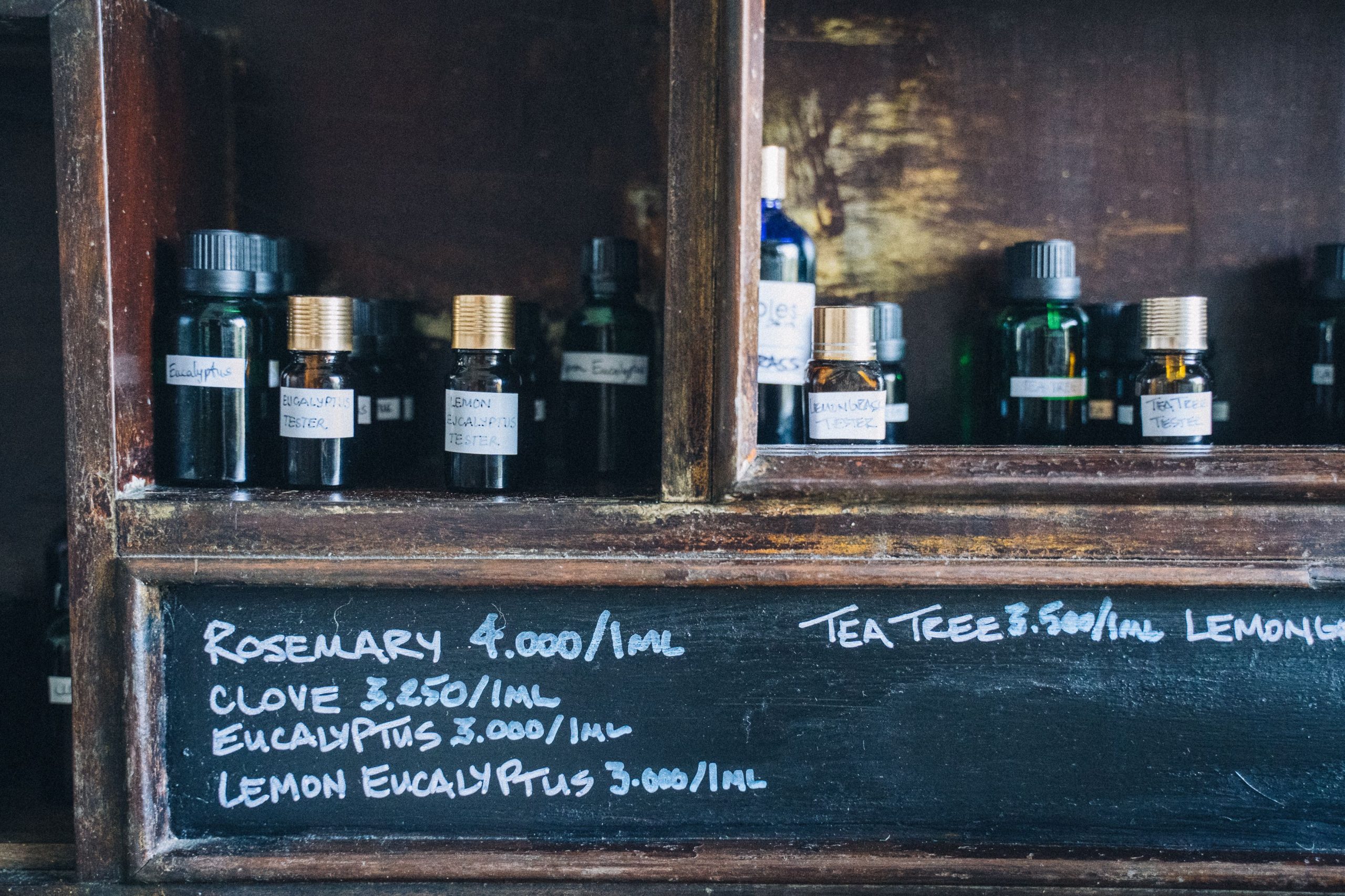Bouteilles huiles essentielles etiquettes bois aromatherapie