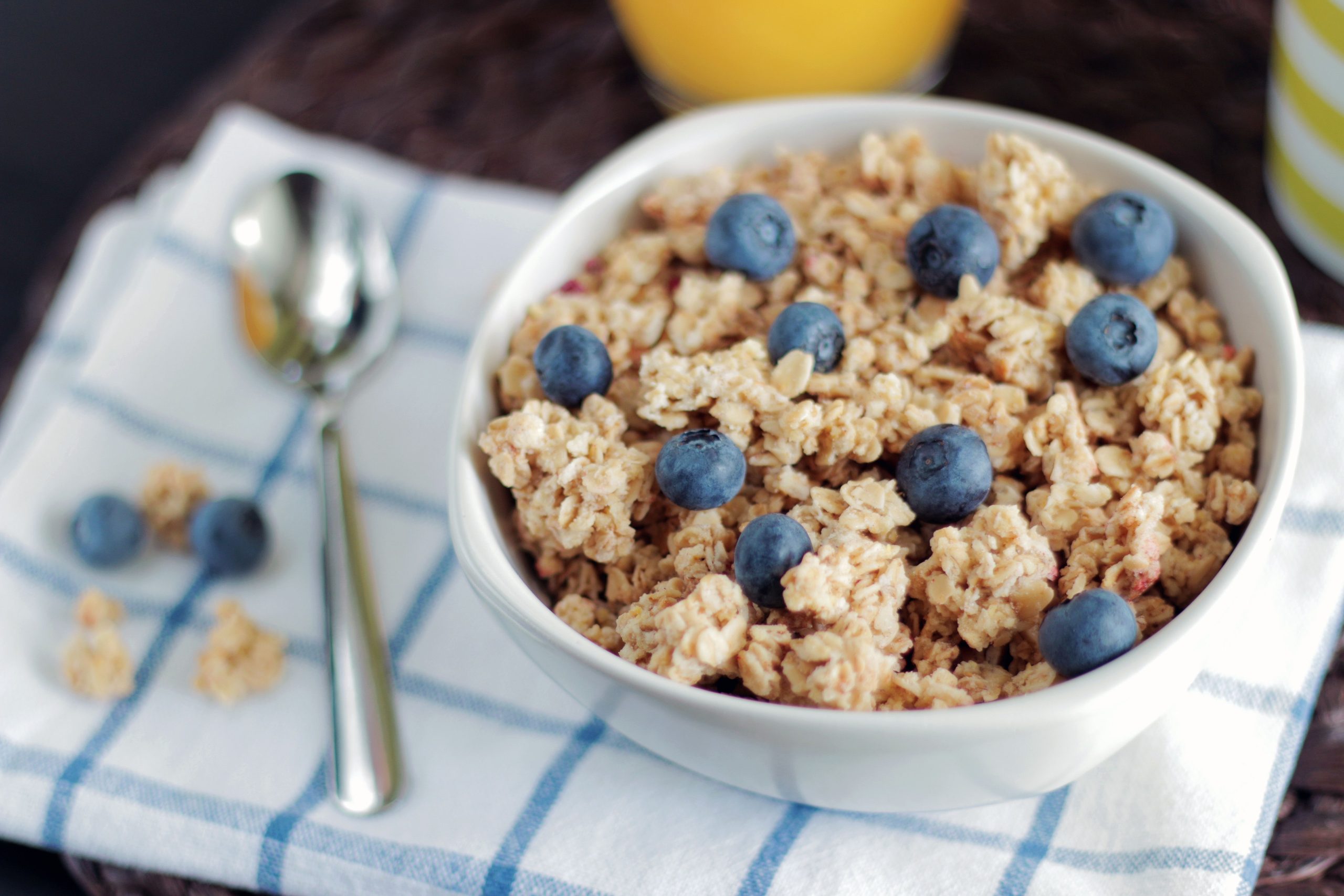 Bol granola myrtilles petit-déjeuner sain nutritif