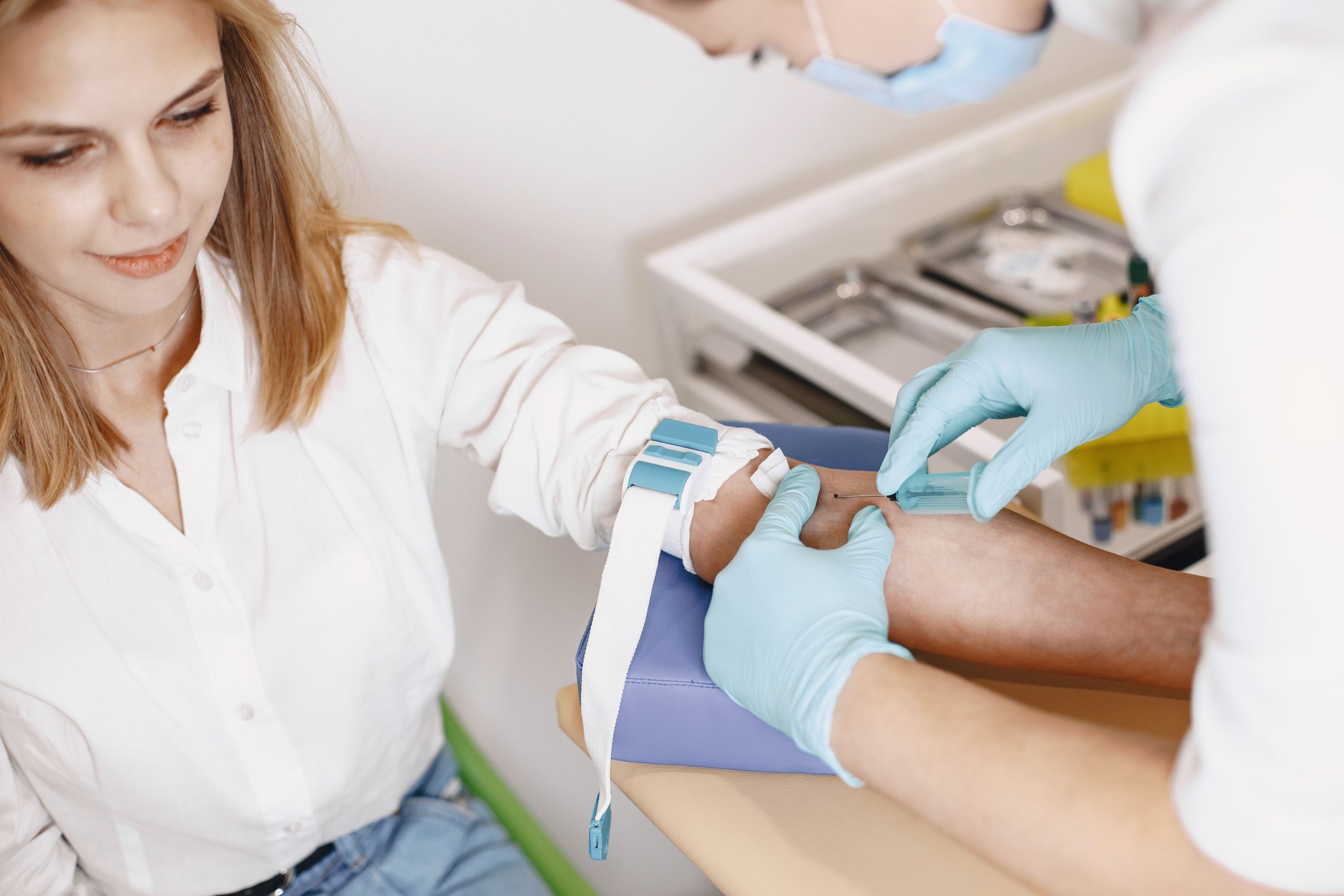 Infirmière préparant une patiente pour prise de sang