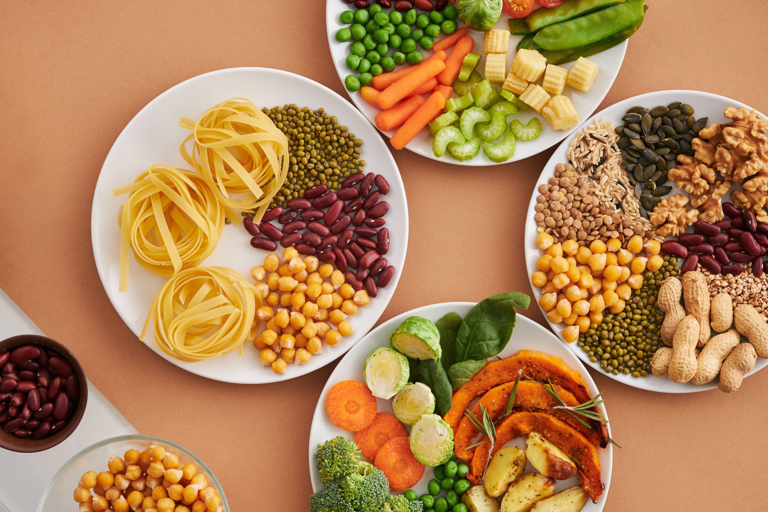 Assiettes équilibrées légumes légumineuses et céréales