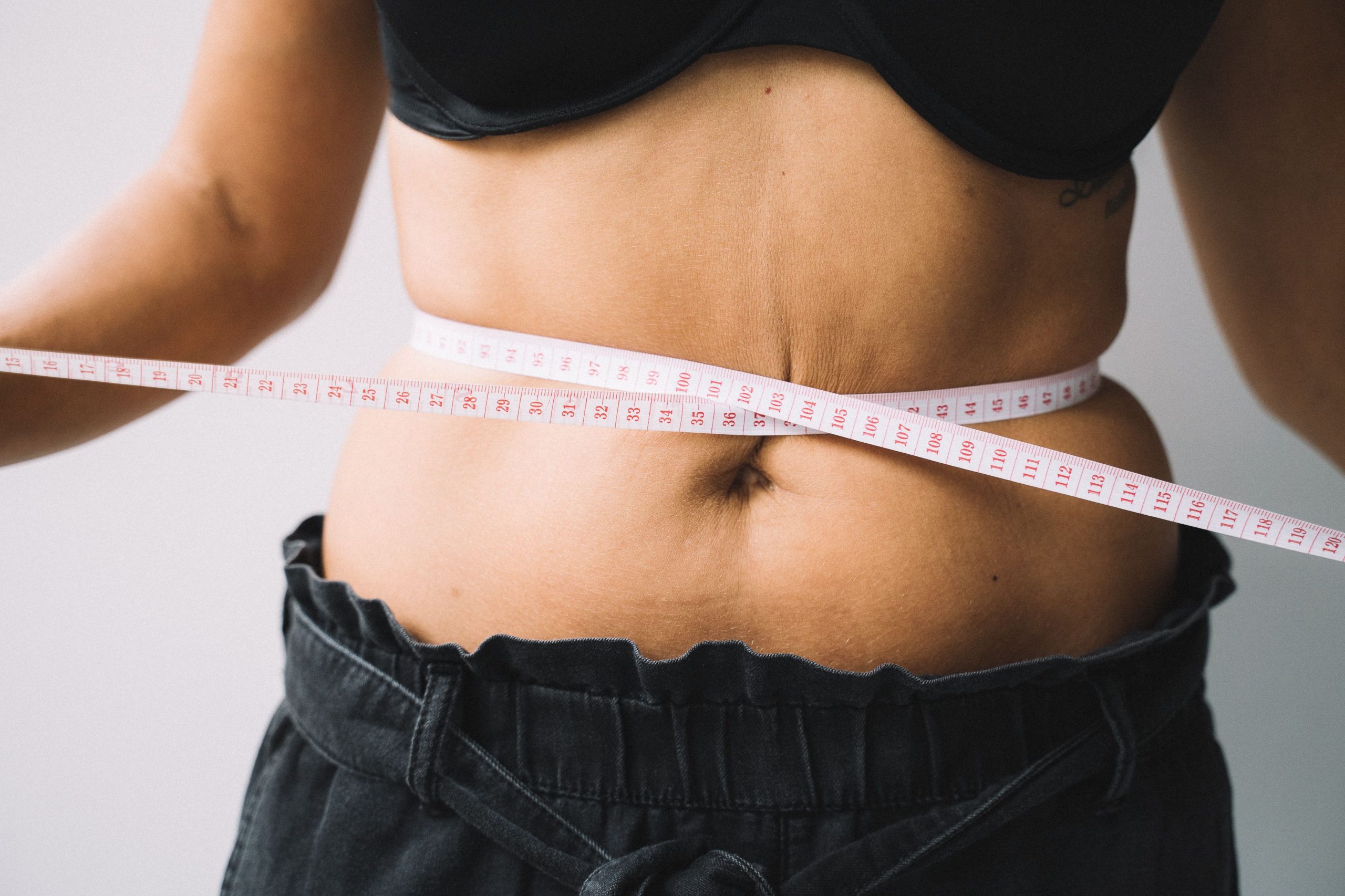 Personne mesure taille symbolisant objectifs fitness