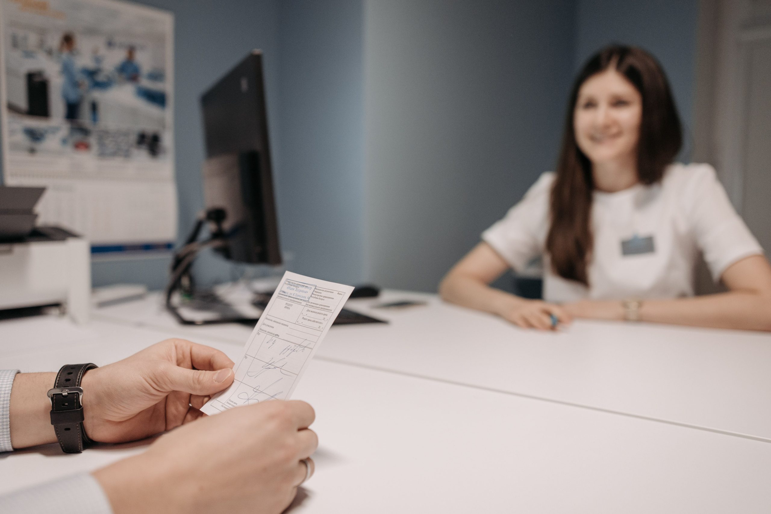 Femme médecin discutant prescription avec patiente
