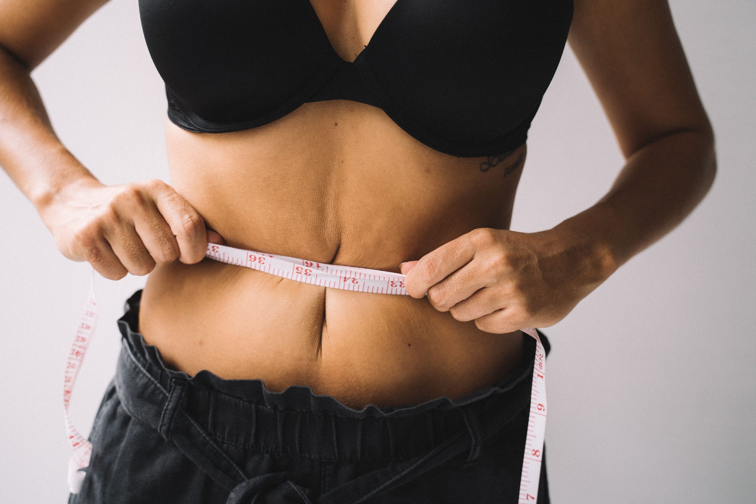 Femme mesure sa taille perte graisse corporelle