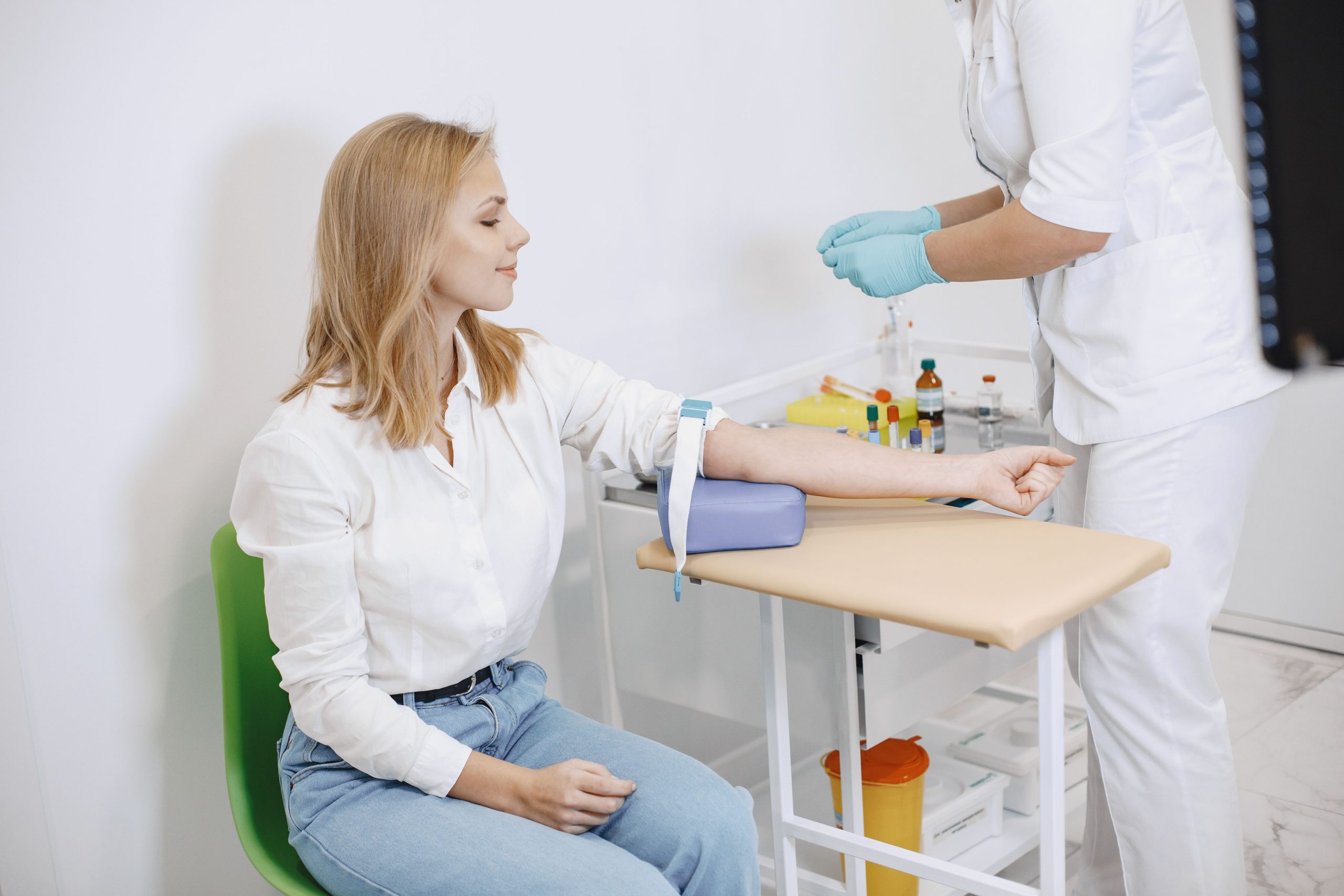 Femme en clinique lors d'une prise de sang