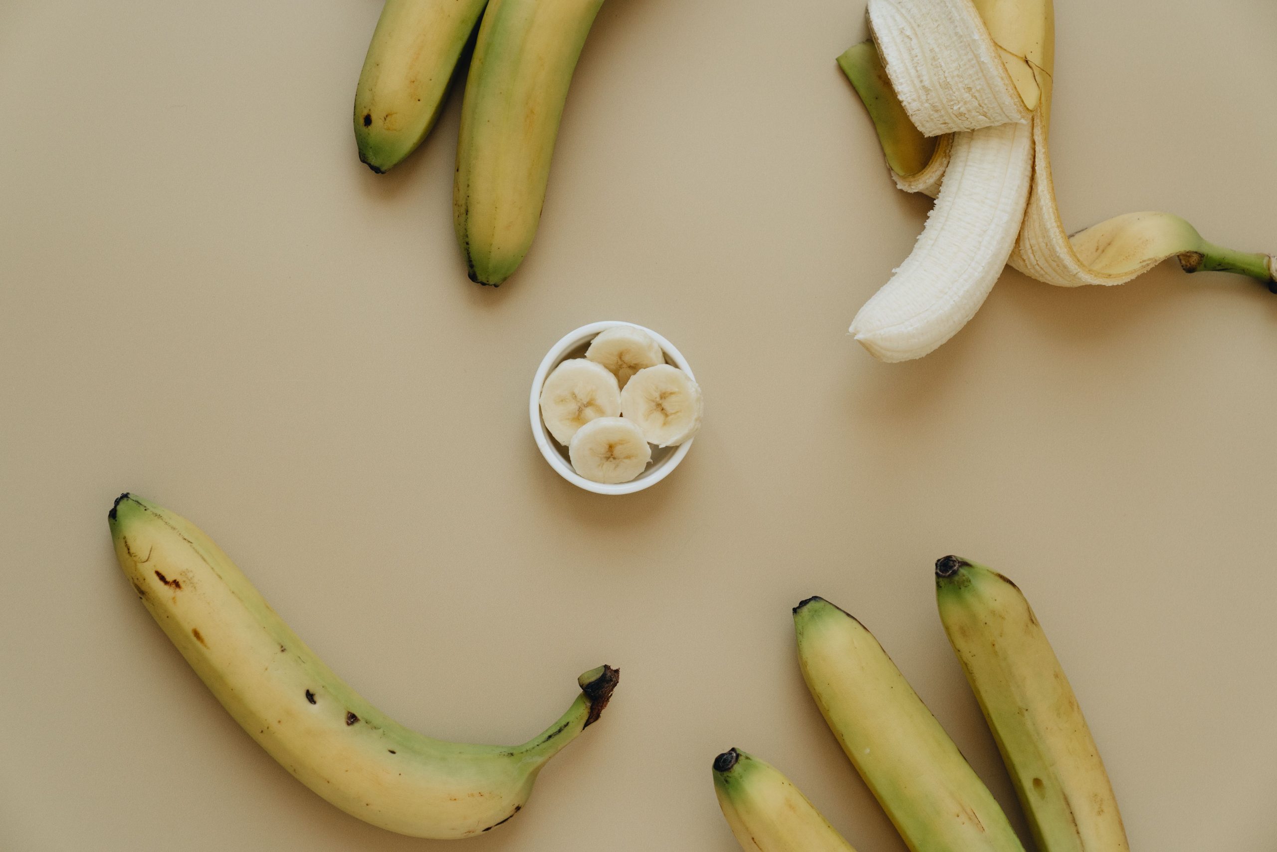 Bananes entières et tranchées vue du dessus