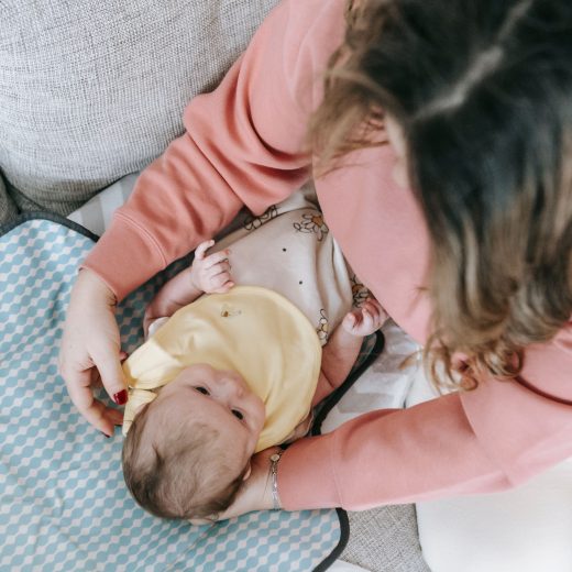 Bébé secoué jusqu&rsquo;à quel âge le risque reste réel ?