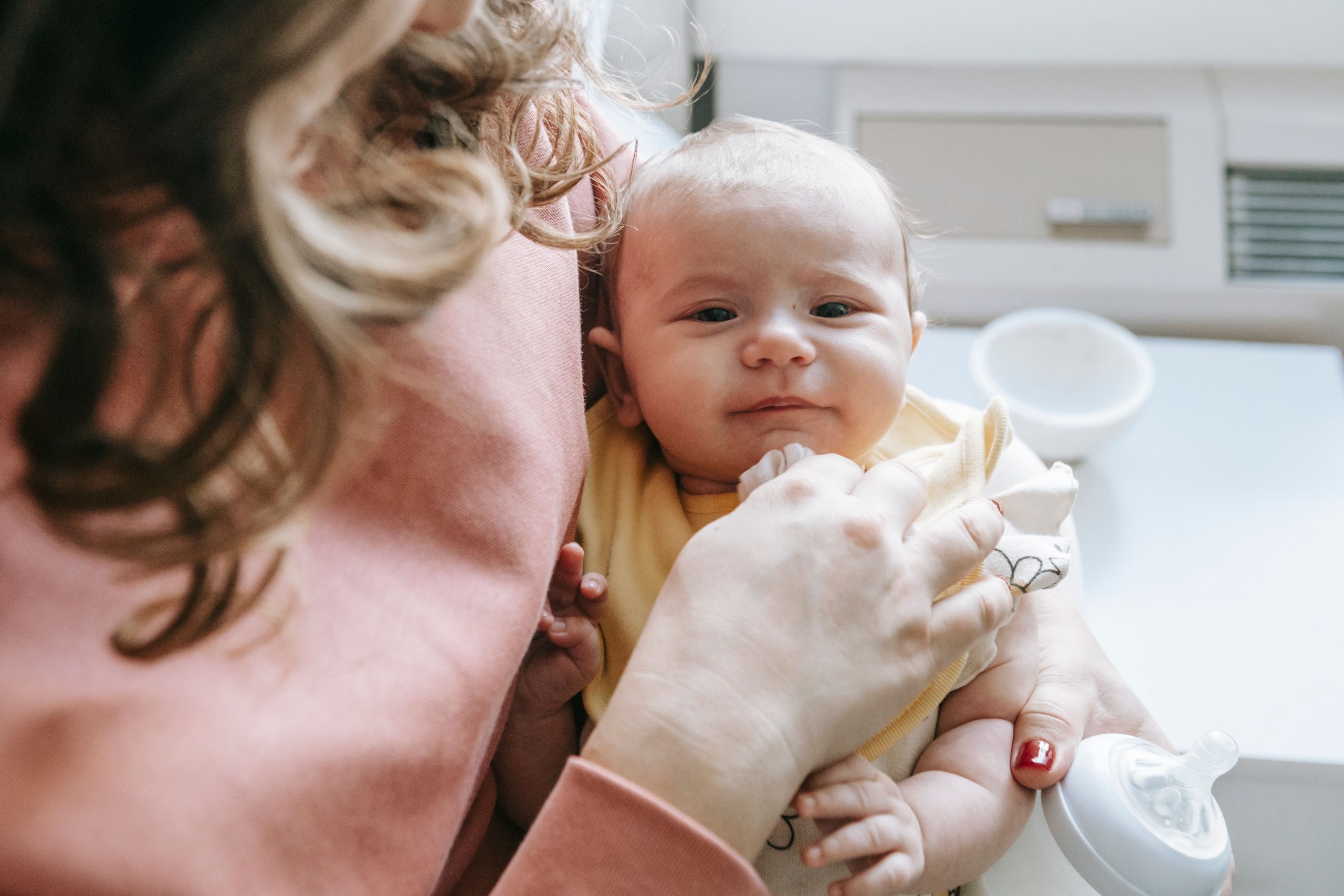 Mère câlinant son bébé avec un biberon