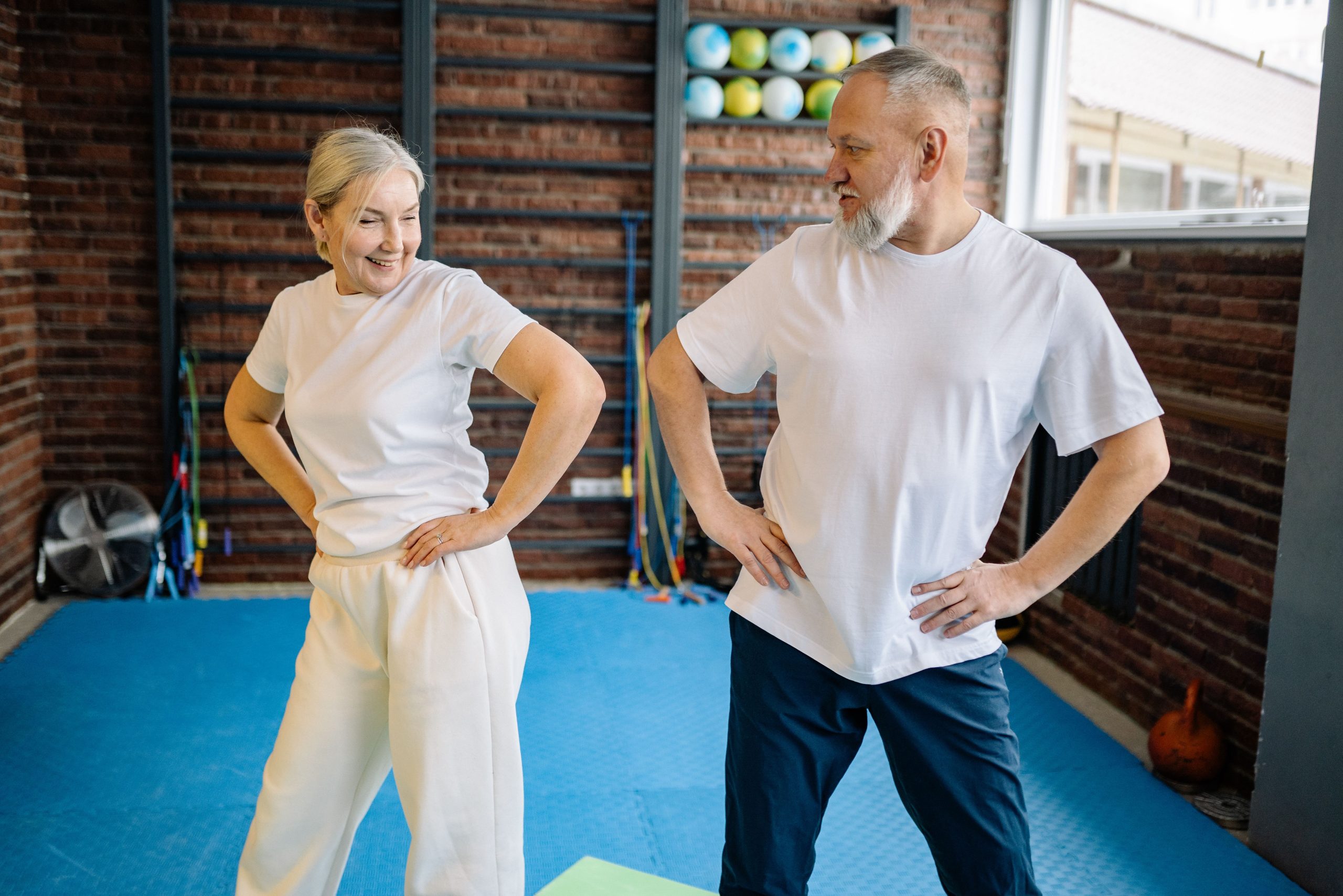 Couple de seniors s'exerçant ensemble avec plaisir