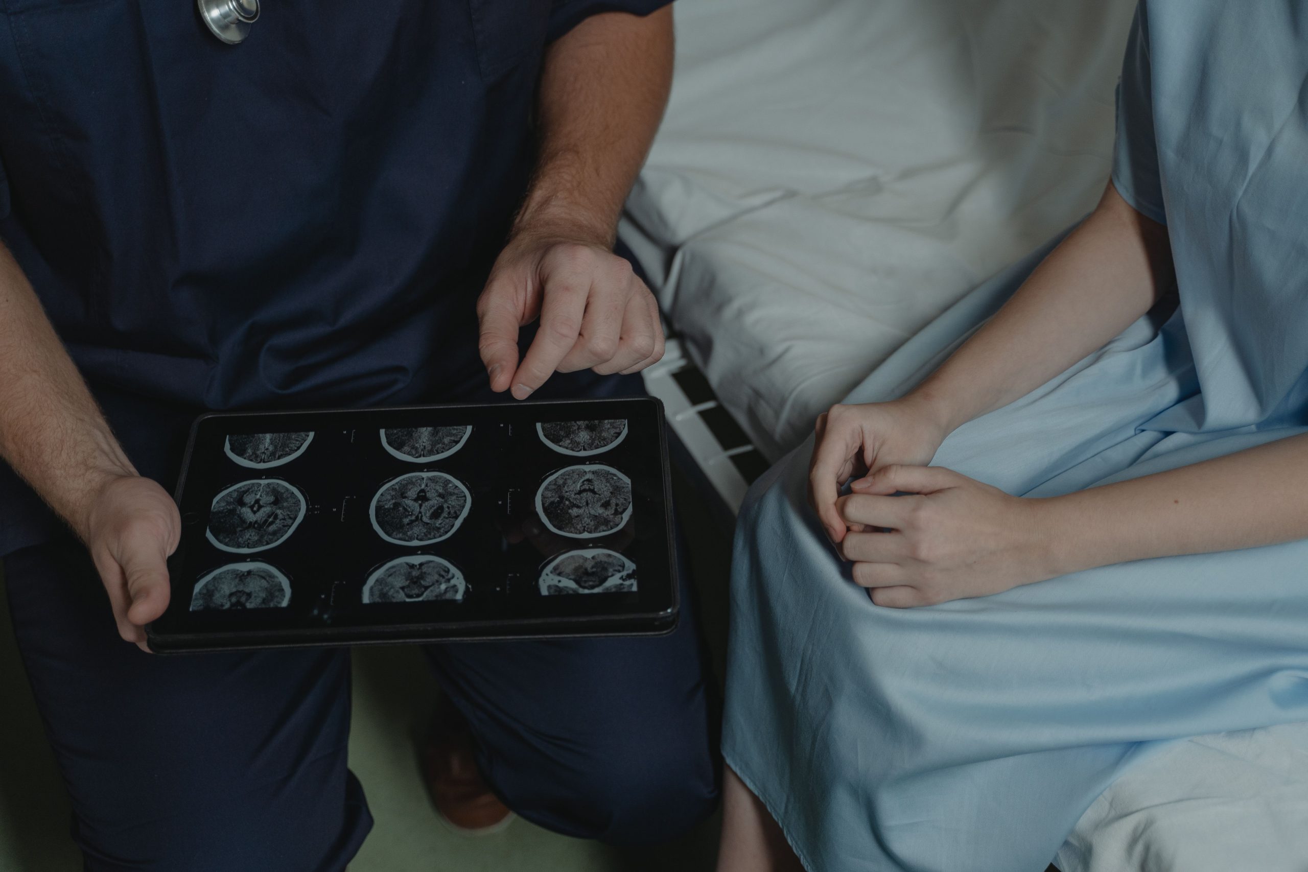 Docteur explique les résultats IRM au patient