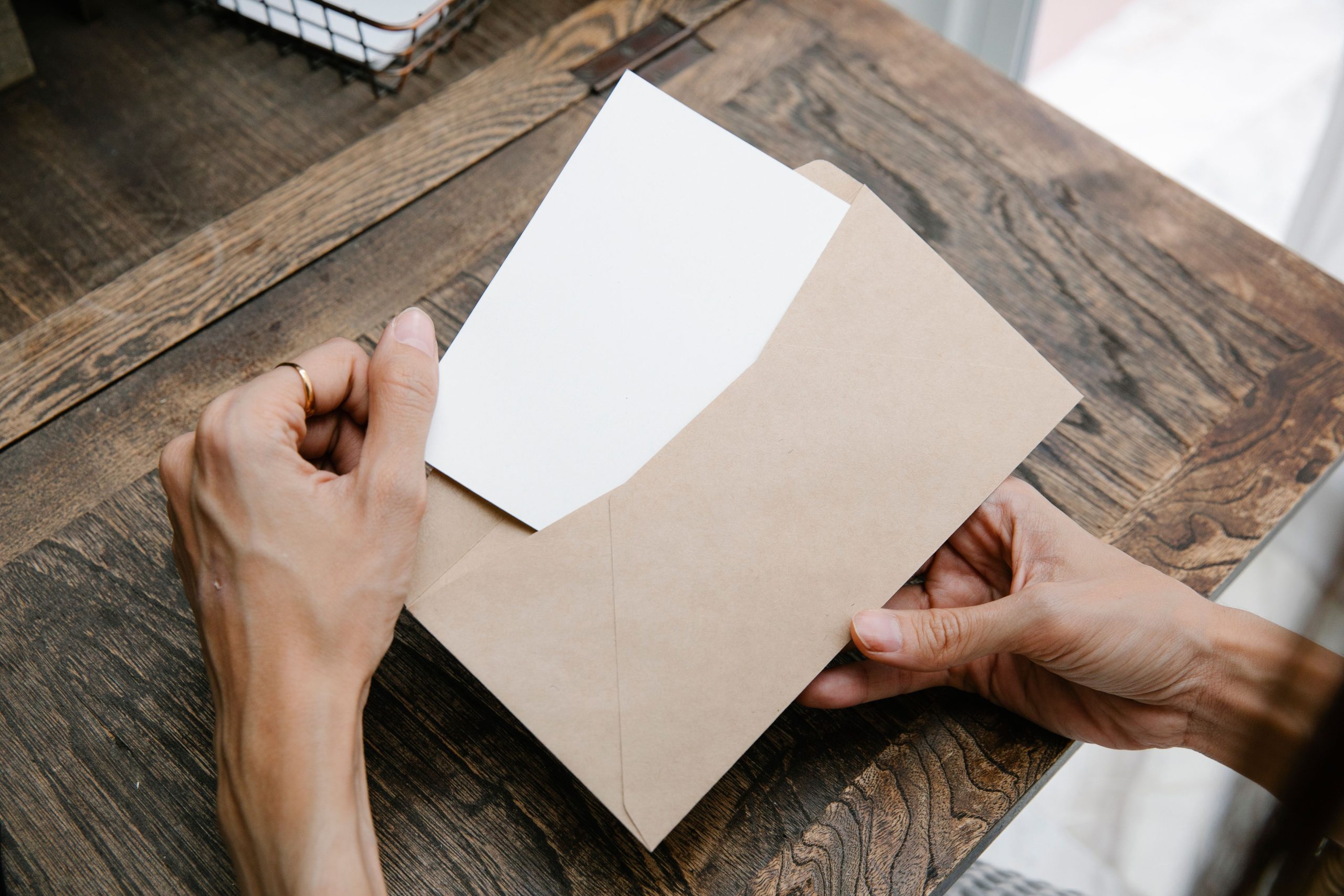 Mains tenant lettre dans enveloppe marron