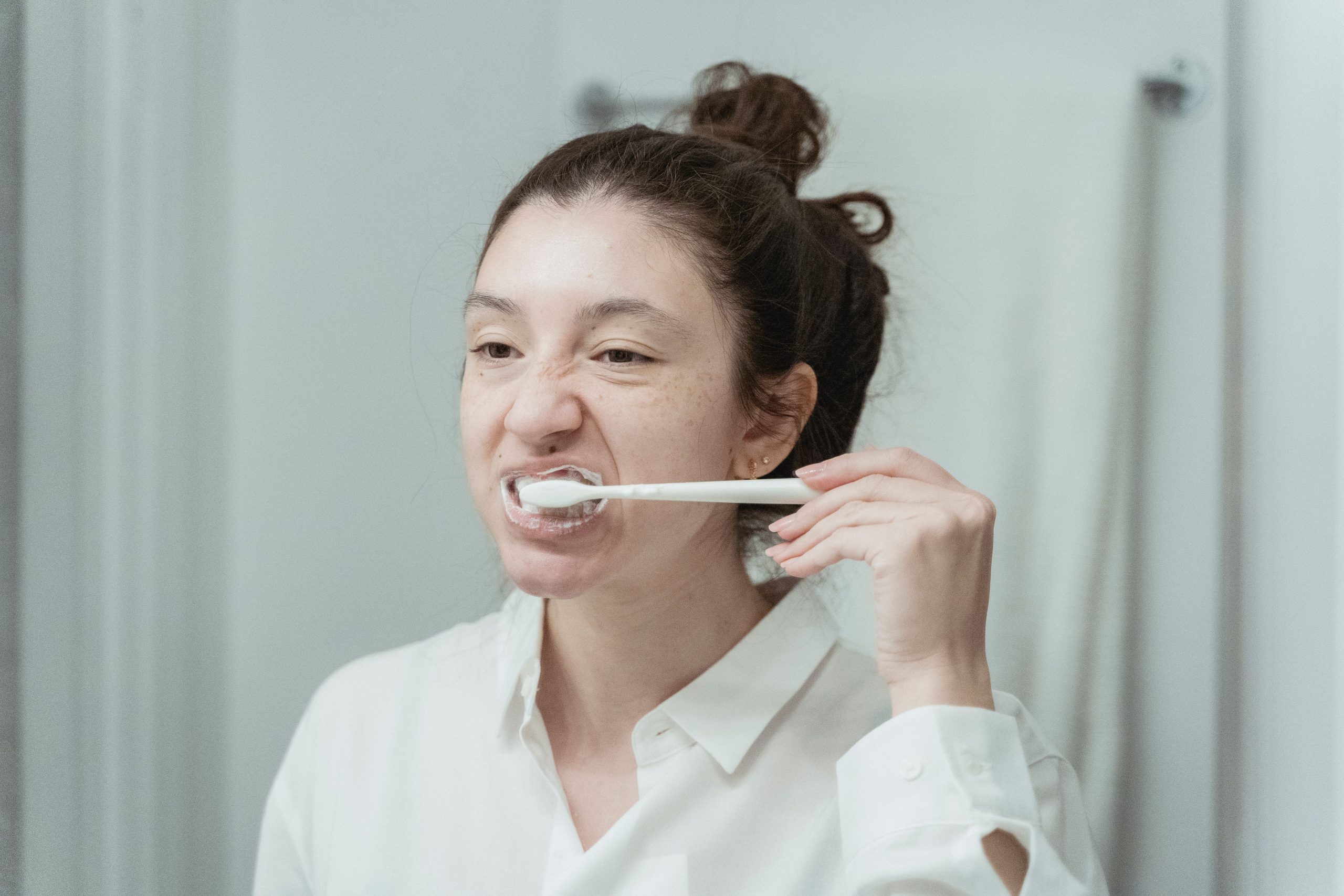 Comment bien se brosser les dents au quotidien ?