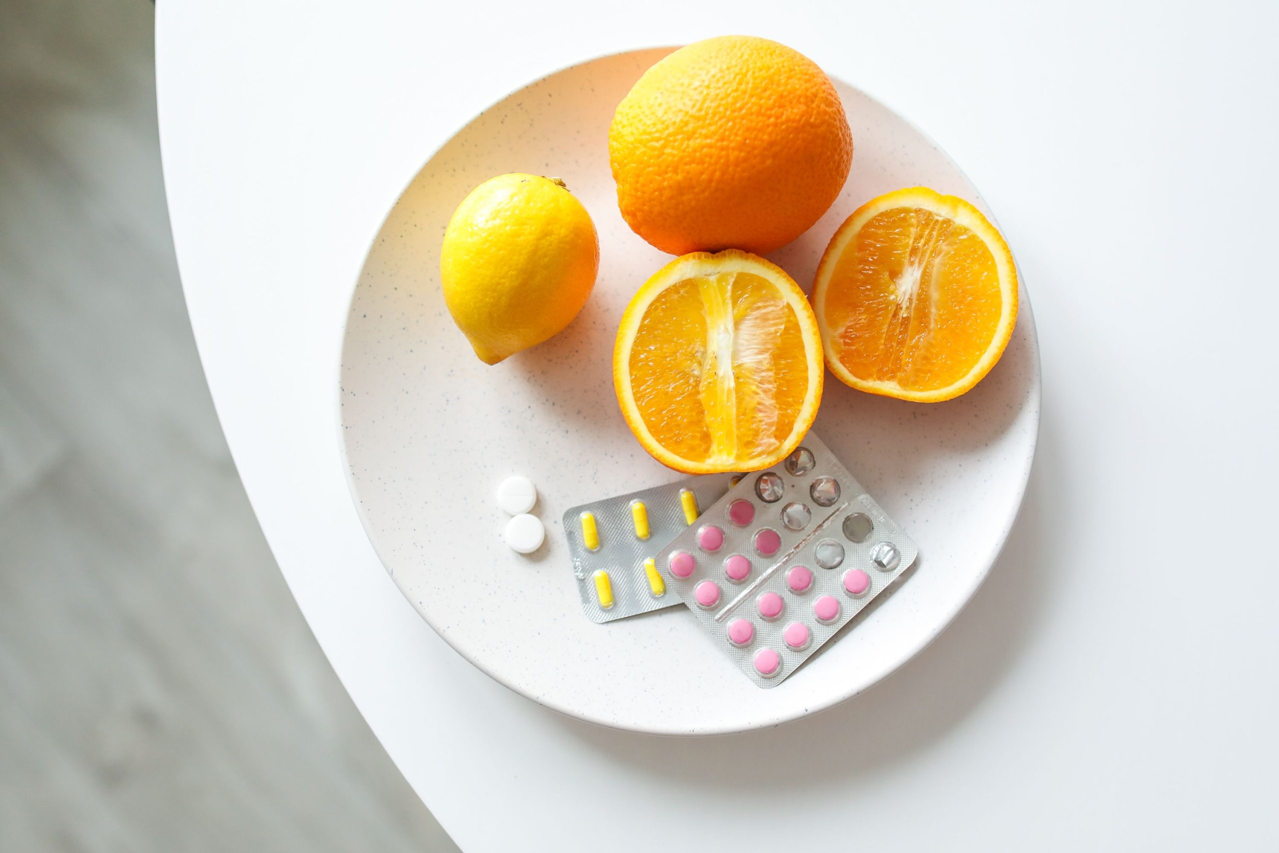 Agrumes frais et boîtes pillules nutrition santé