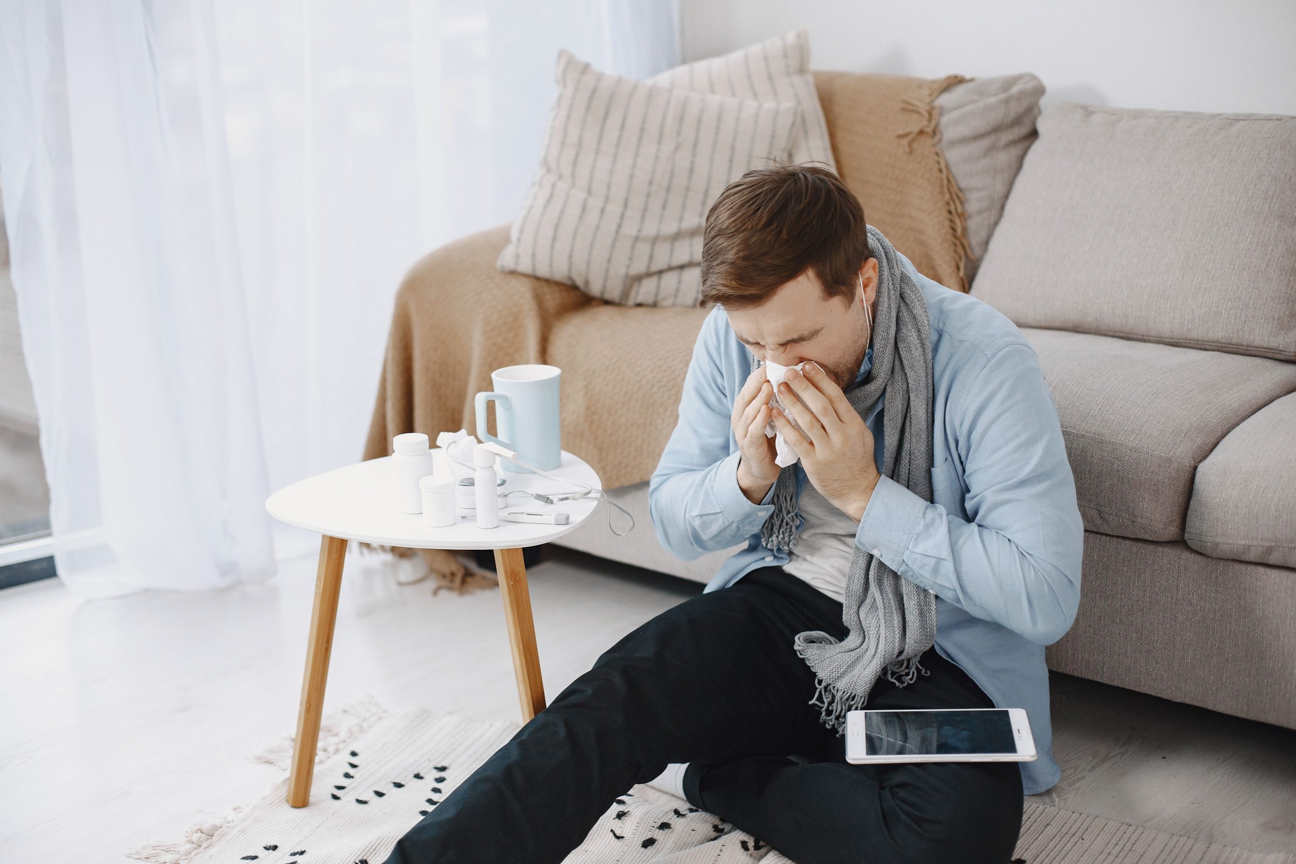 Homme eternue dans tissu entour de medicaments
