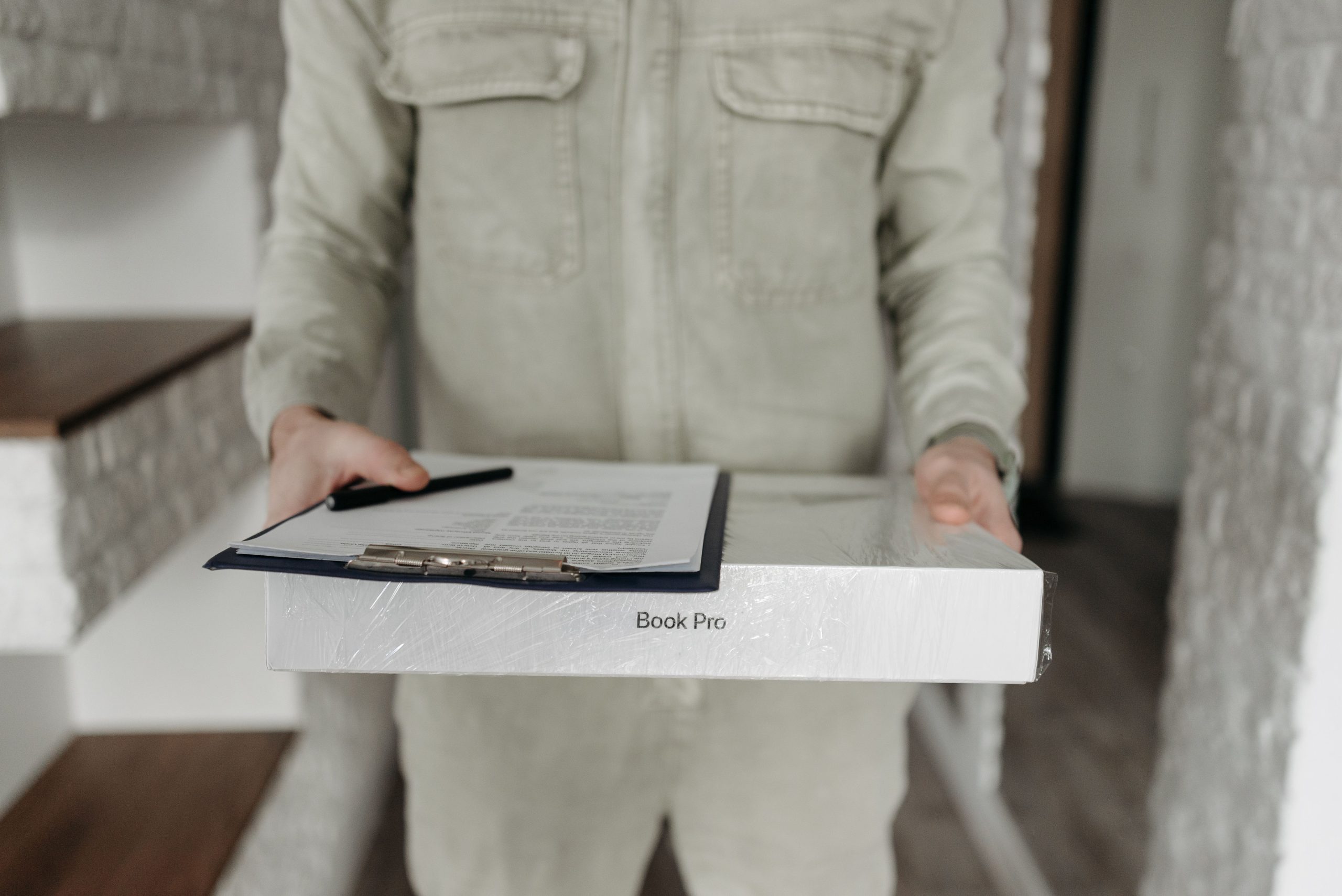 Coursier livrant colis avec clipboard
