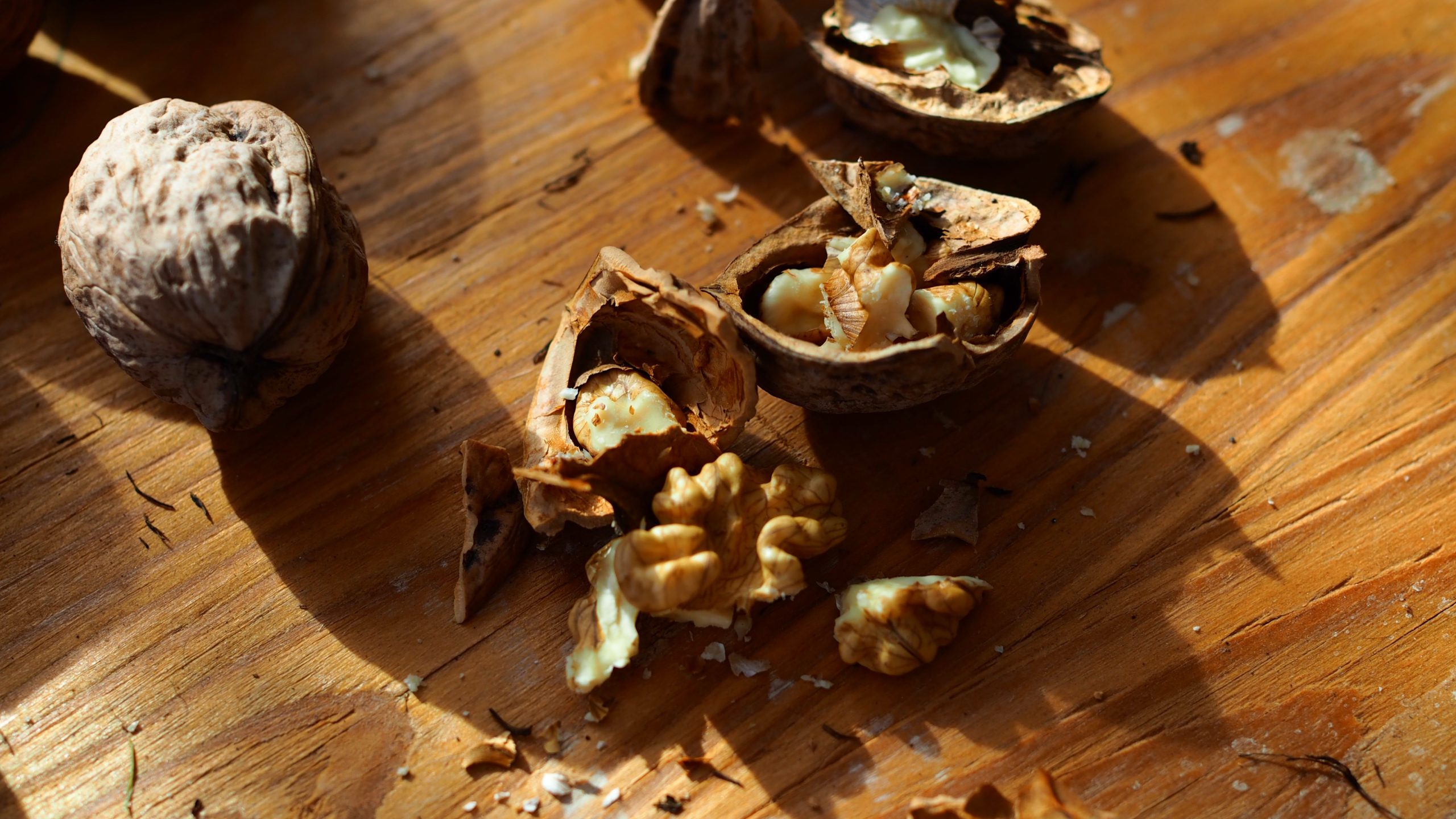Noix décortiquées sur table en bois